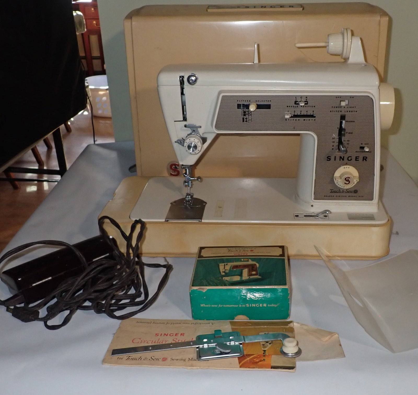 Singer 636 Touch & Sew Deluxe Zig Zag Sewing Machine (1 of 8)