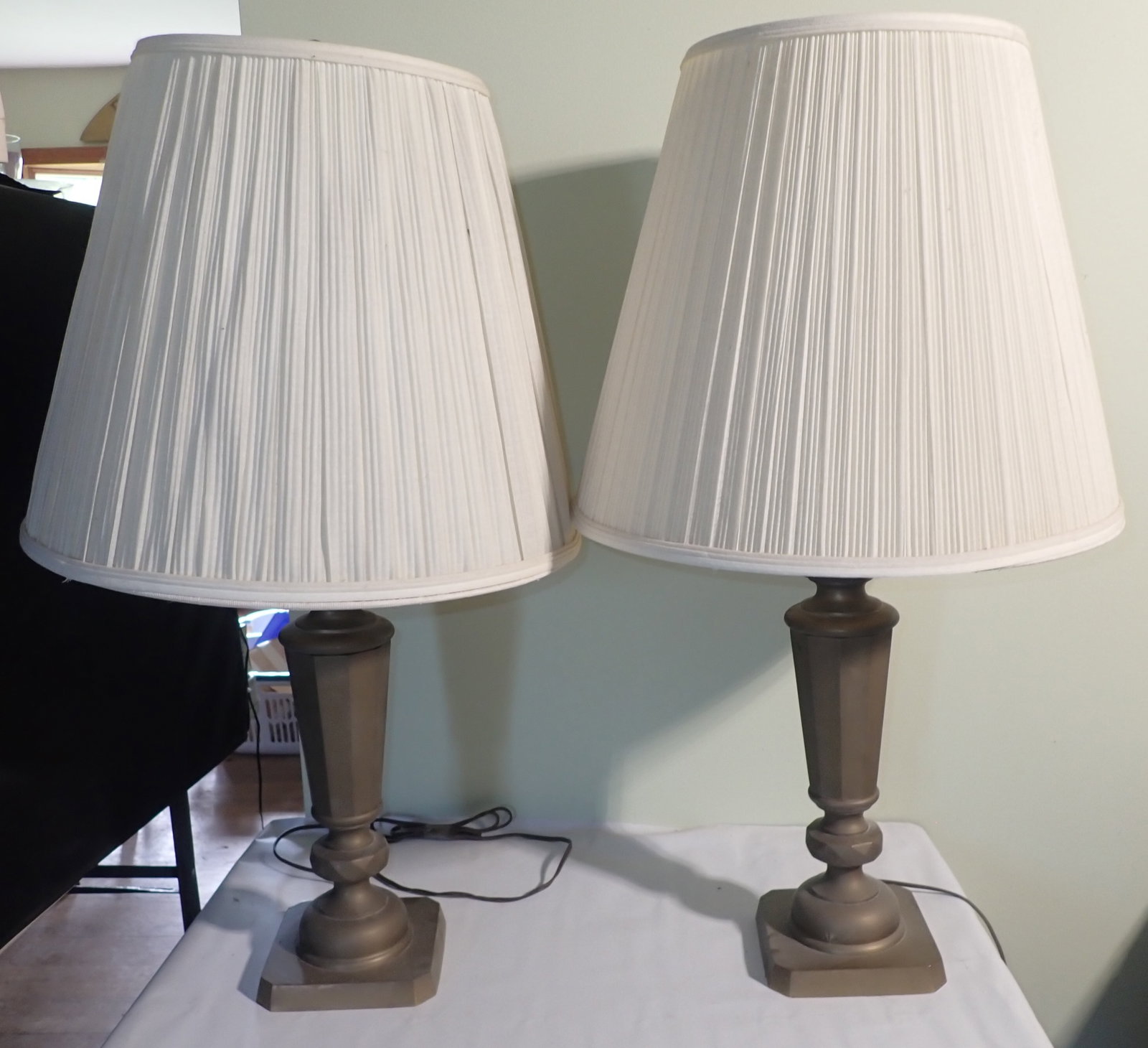 2 Brass Floor Lamps: Apprx 32" tall. No in house shipping !