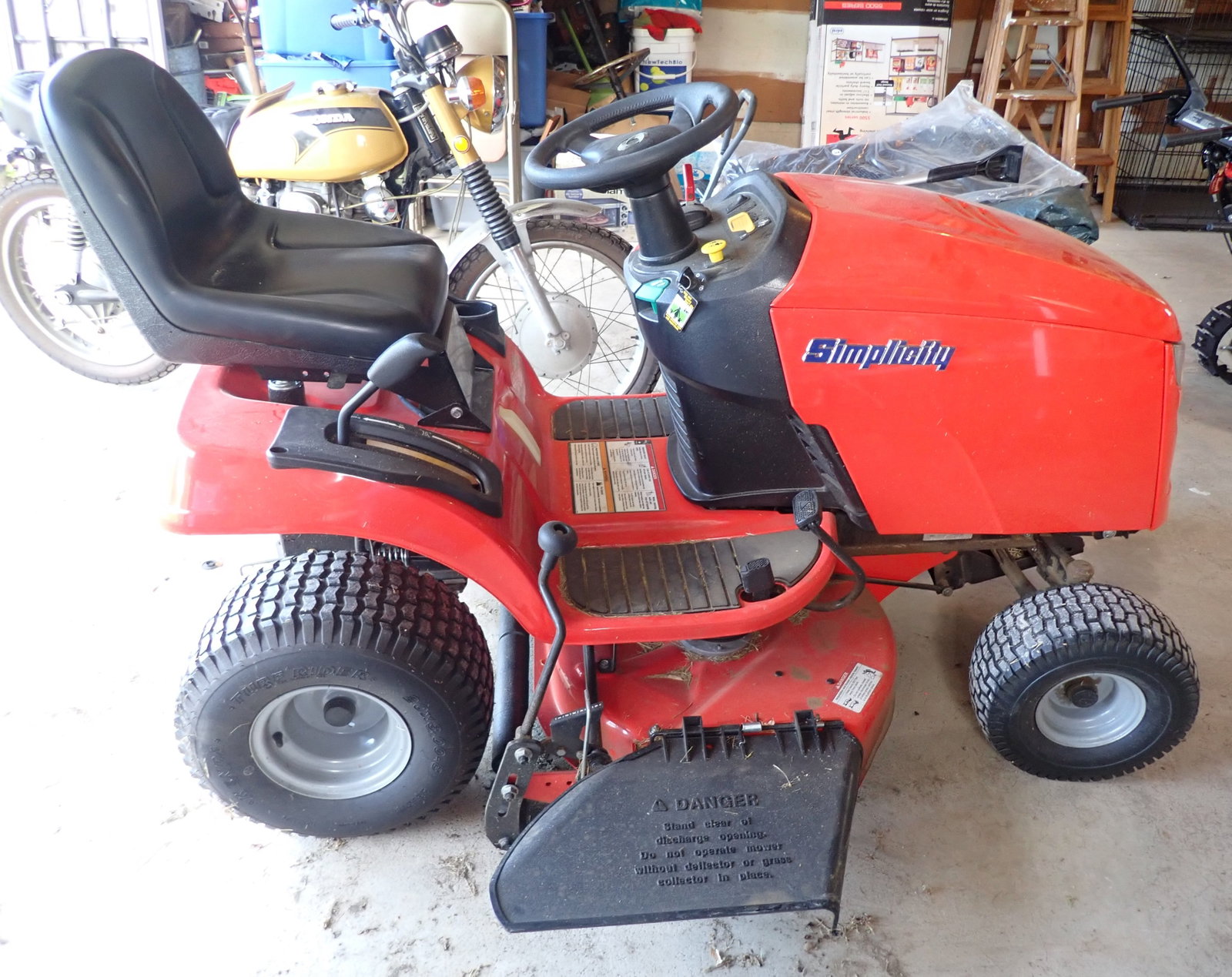 Simplicity Riding Mower w/ Briggs & Stratton 22hp Engine: Has 38" cut - No in house shipping !