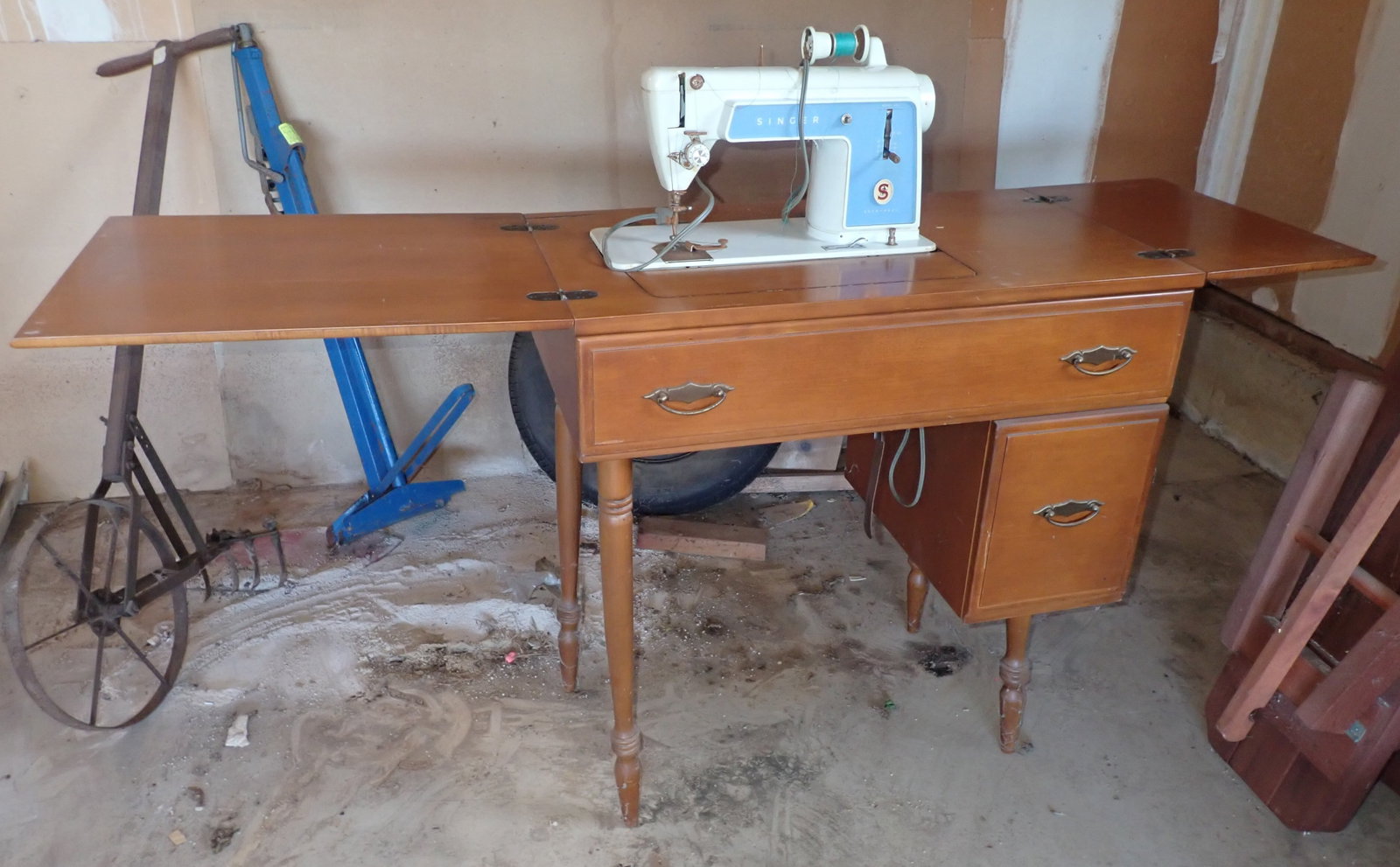 Singer Sewing Machine (1 of 4)