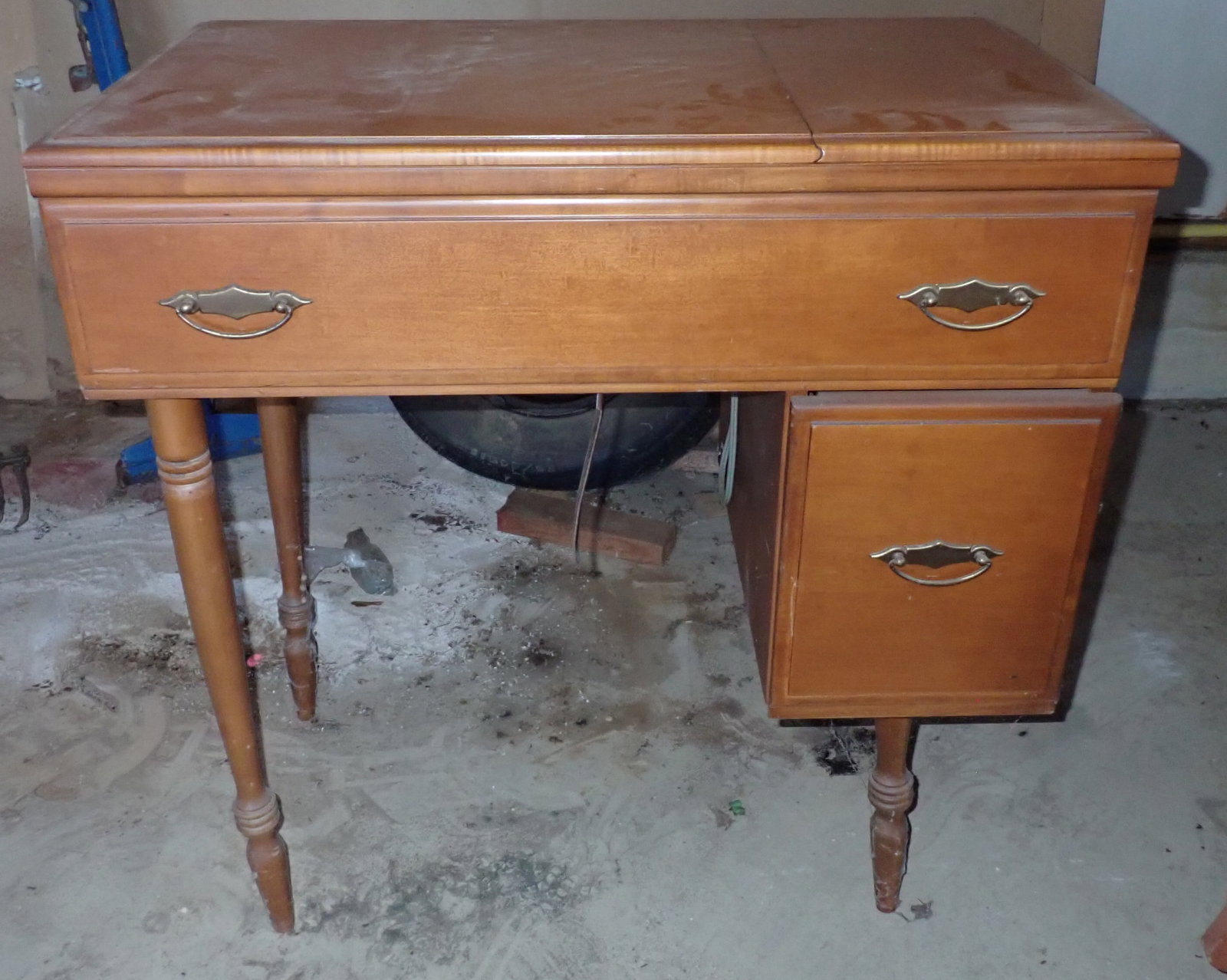 Singer Sewing Machine - 4