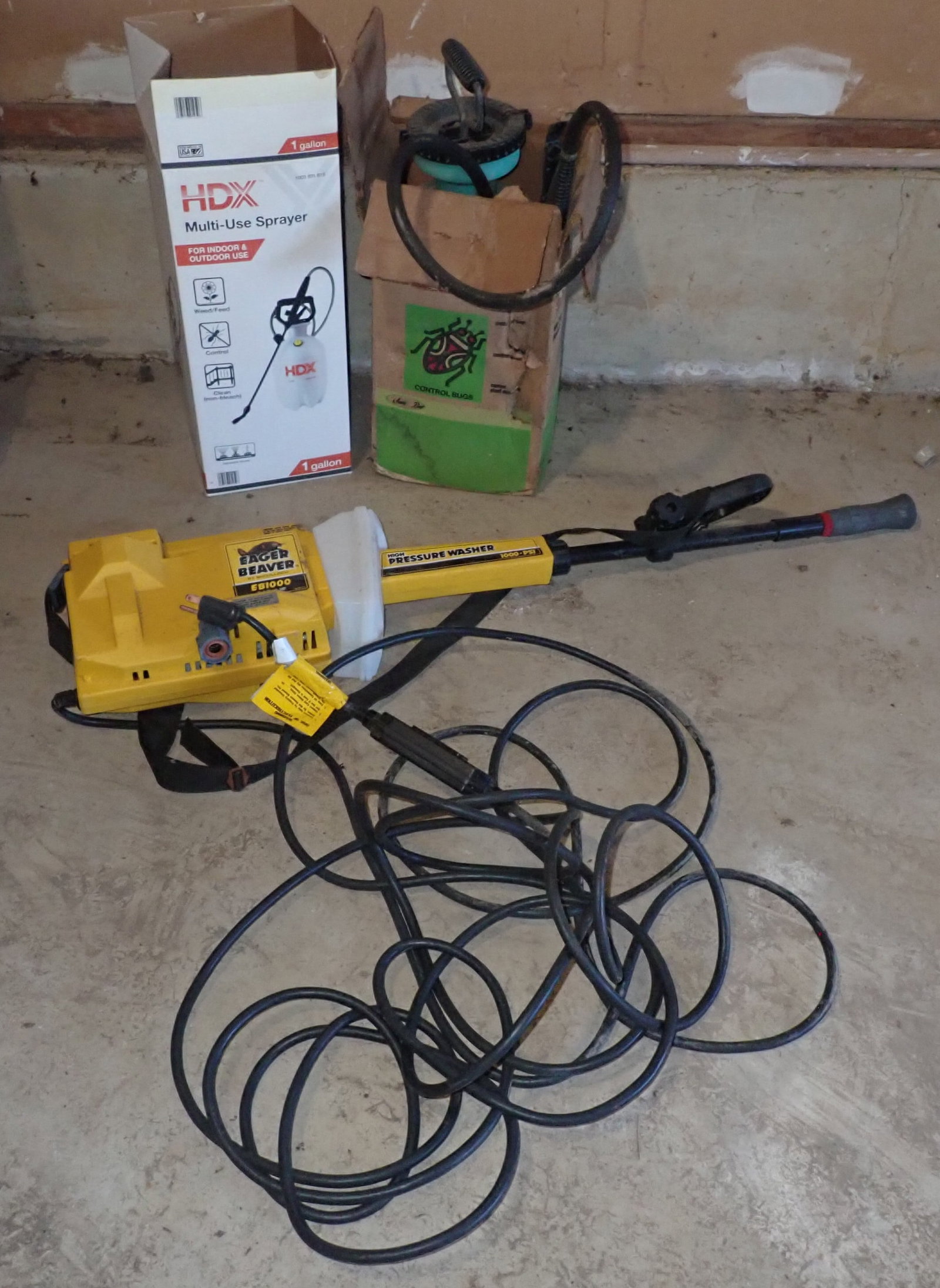 McCulloch EB1000 Eager Beaver Pressure Washer & Sprayers: Pressure washer and sprayers. No in house shipping !