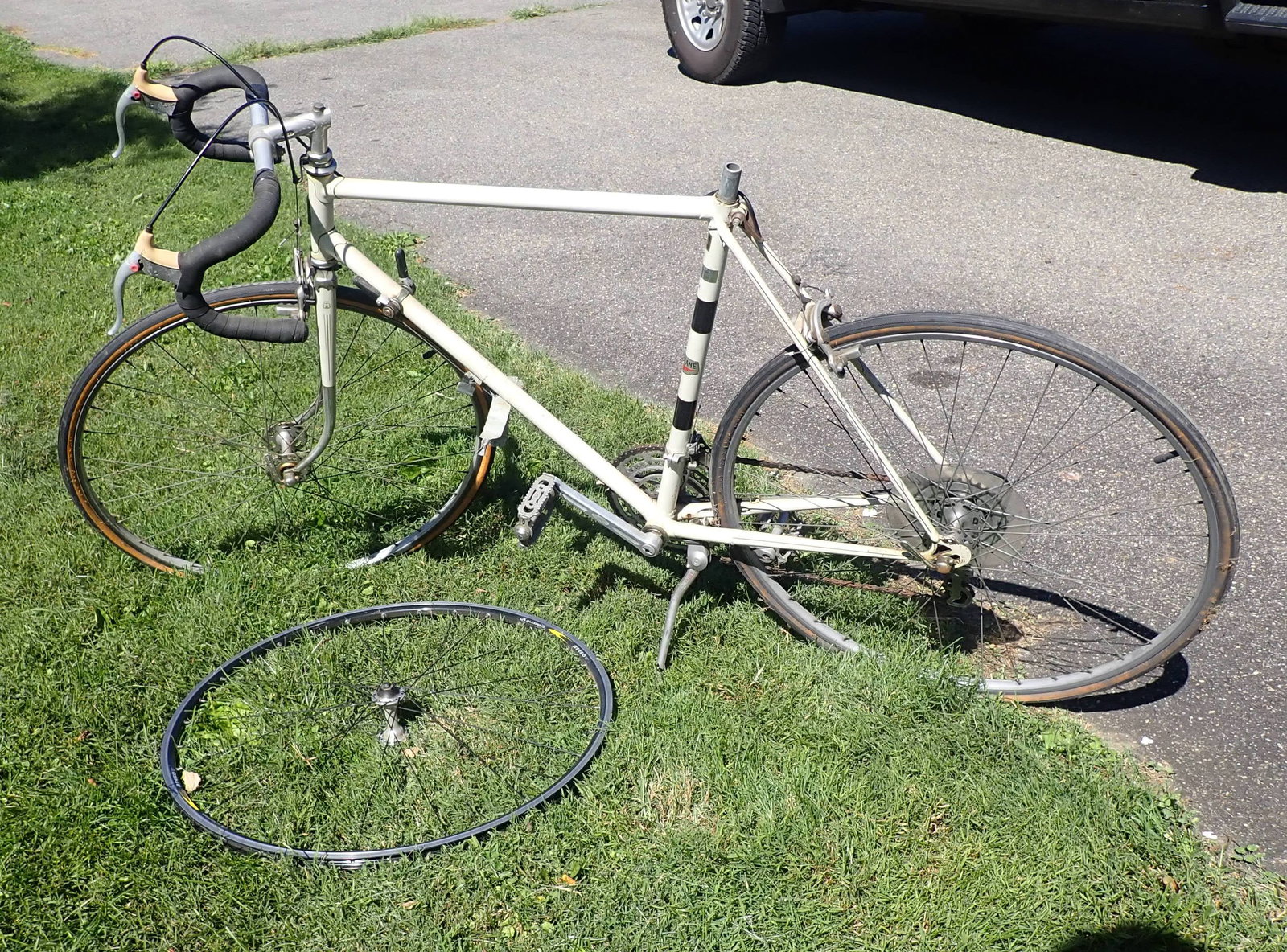 Motobecane Bicycle: Comes with extra rim ( not sure if it will fit it). No seat. No in house shipping !