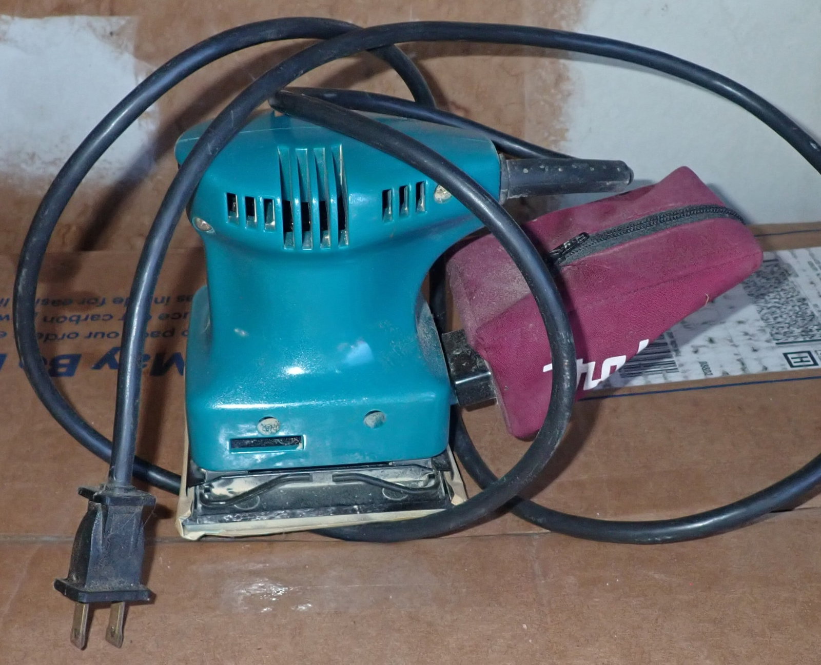 Makita Finishing Sander: Shipping available