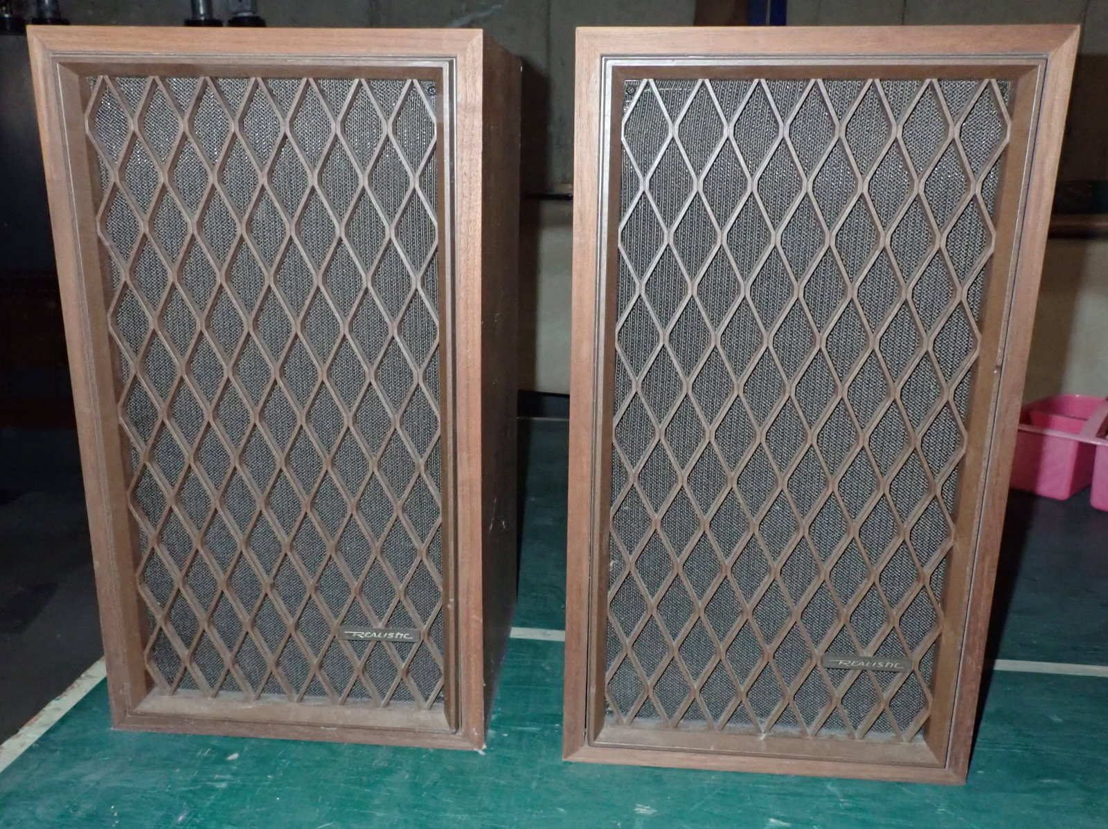 Realistic 40-4019A Speakers: No in house shipping ! Buyer to remove from basement