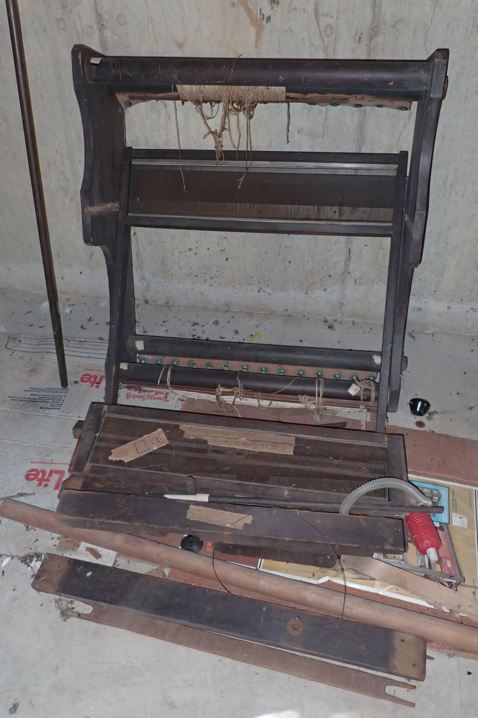 Loom For Parts: Approx 10" x 28 3/4" x 31 1/2". No in house shipping ! Buyer to remove from basement
