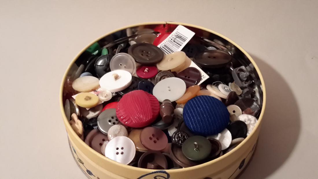 Buttons Tin Full (1 of 1)