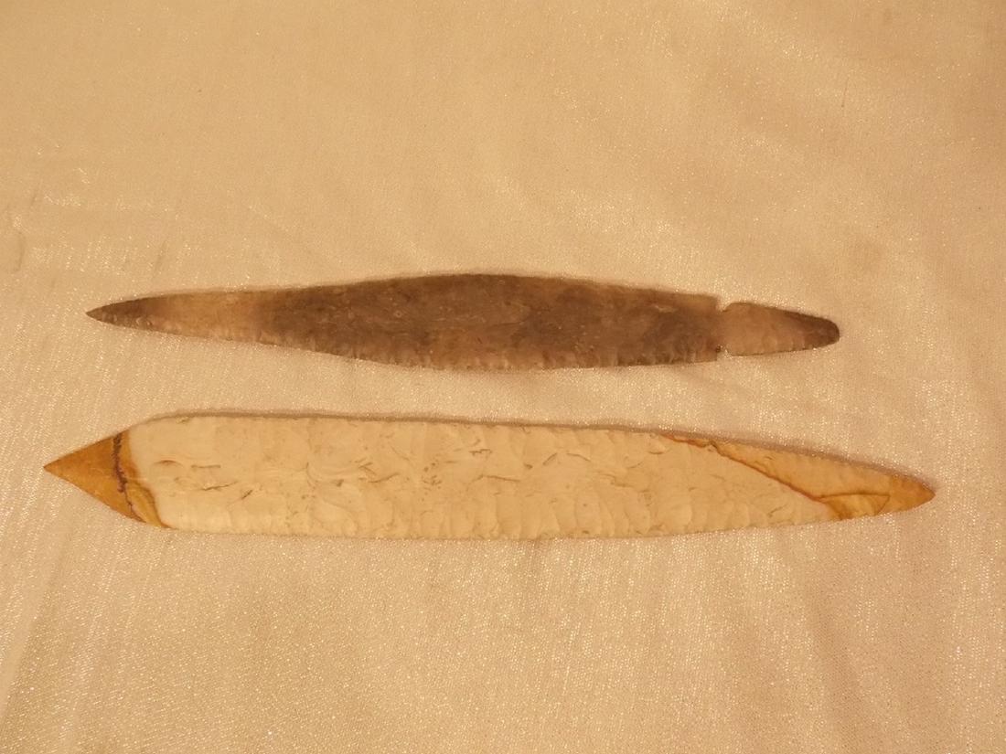 2 COLUMBIA RIVER INDIAN SPEAR POINTS: â€“ Lot 2 chip carved stone Indian spear points from Columbia River area. To 15.5 in long. Gray one has small chip on blade.