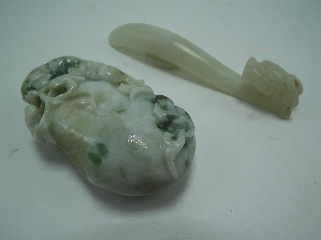 2 CHINESE JADE PIECES INCL. BELT HOOK: Lot of 2 old Chinese jade items: A 4.5 inch long pale green/white jade belt hook with dragon head; and a lizard-carved green jade paperweight or hand cooler, 3" long.
