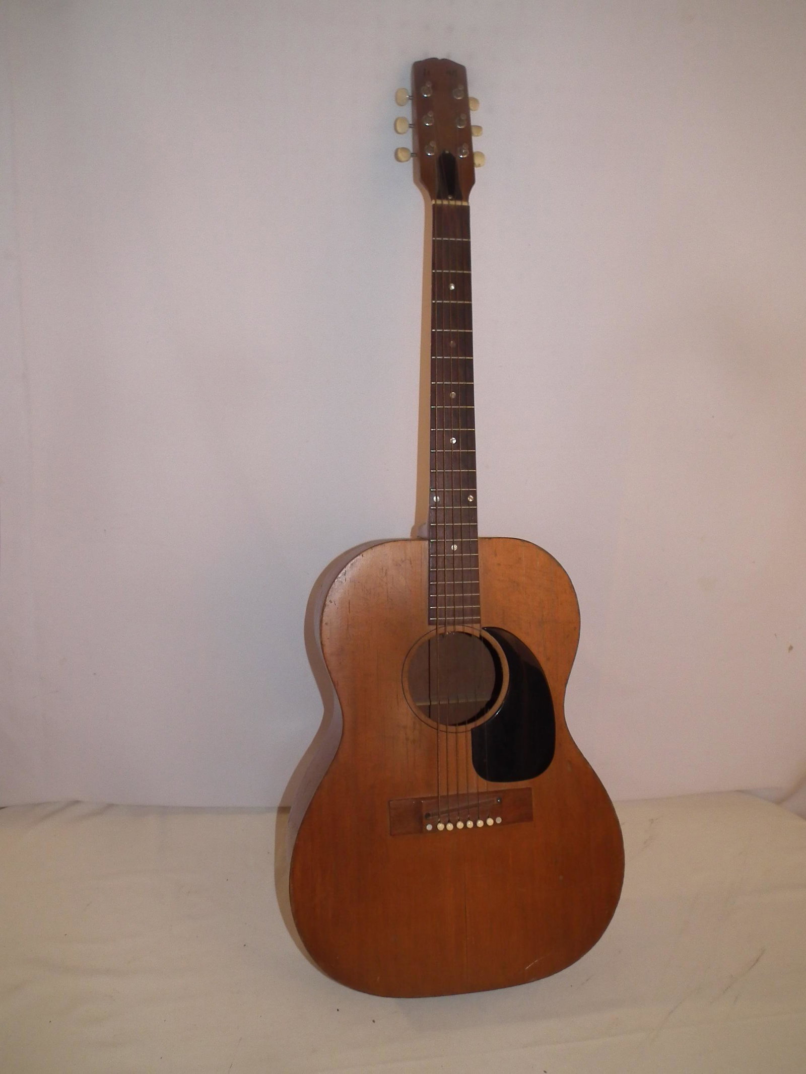 GIBSON B-15 ACOUSTIC GUITAR: Early signed Gibson b-15 model acoustic dreadnought guitar serial number 608877 with 6 strings, 25 inch scale. Length 39 inches - upper bout 11, lower bout 14, bout depth 4 inches. Some warping/tight 