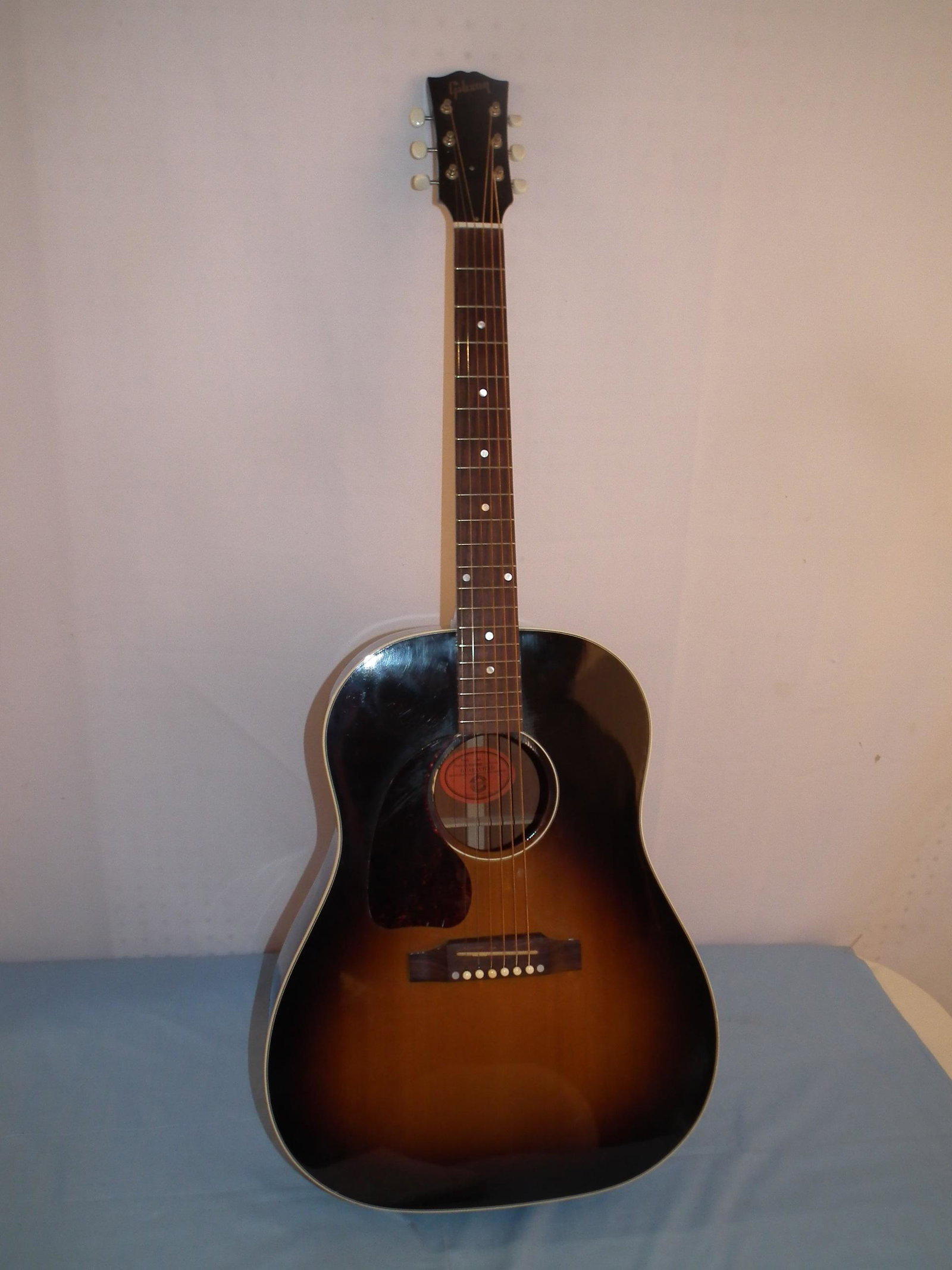 GIBSON J-45 ACOUSTIC GUITAR: Old Gibson USA acoustic guitar model J-45 with sunburst, serial number 0116100, left handed, comes with Gibson hard case.