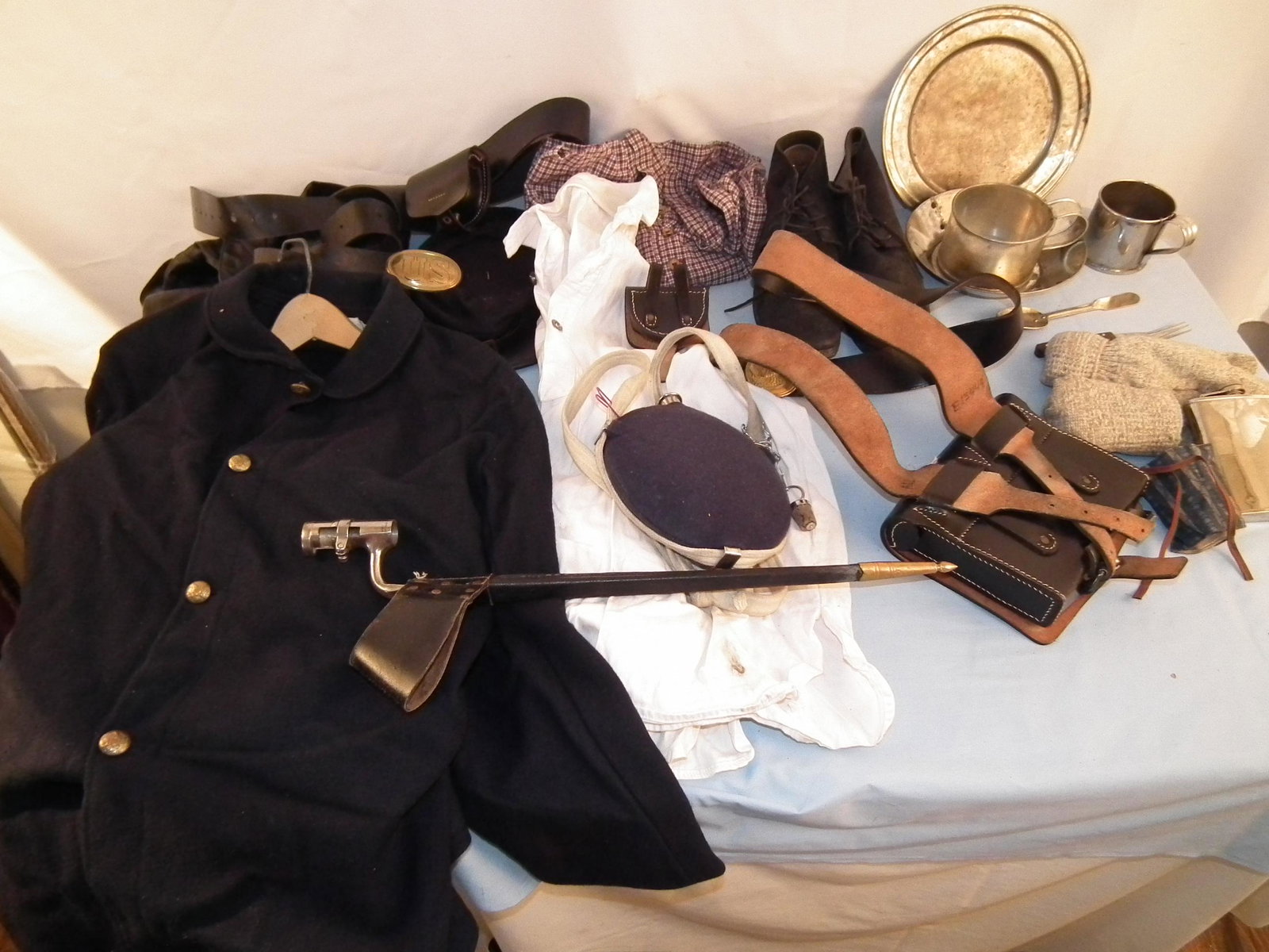 CIVIL WAR REENACTORS UNIFORM: Old Civil War reenactors Union uniform and accoutrements including size 42 navy blue coat, size 36 pants (light blue), hat, leather shoes and field gear - pans, utensils, cartridge belt, ammo/cap box,