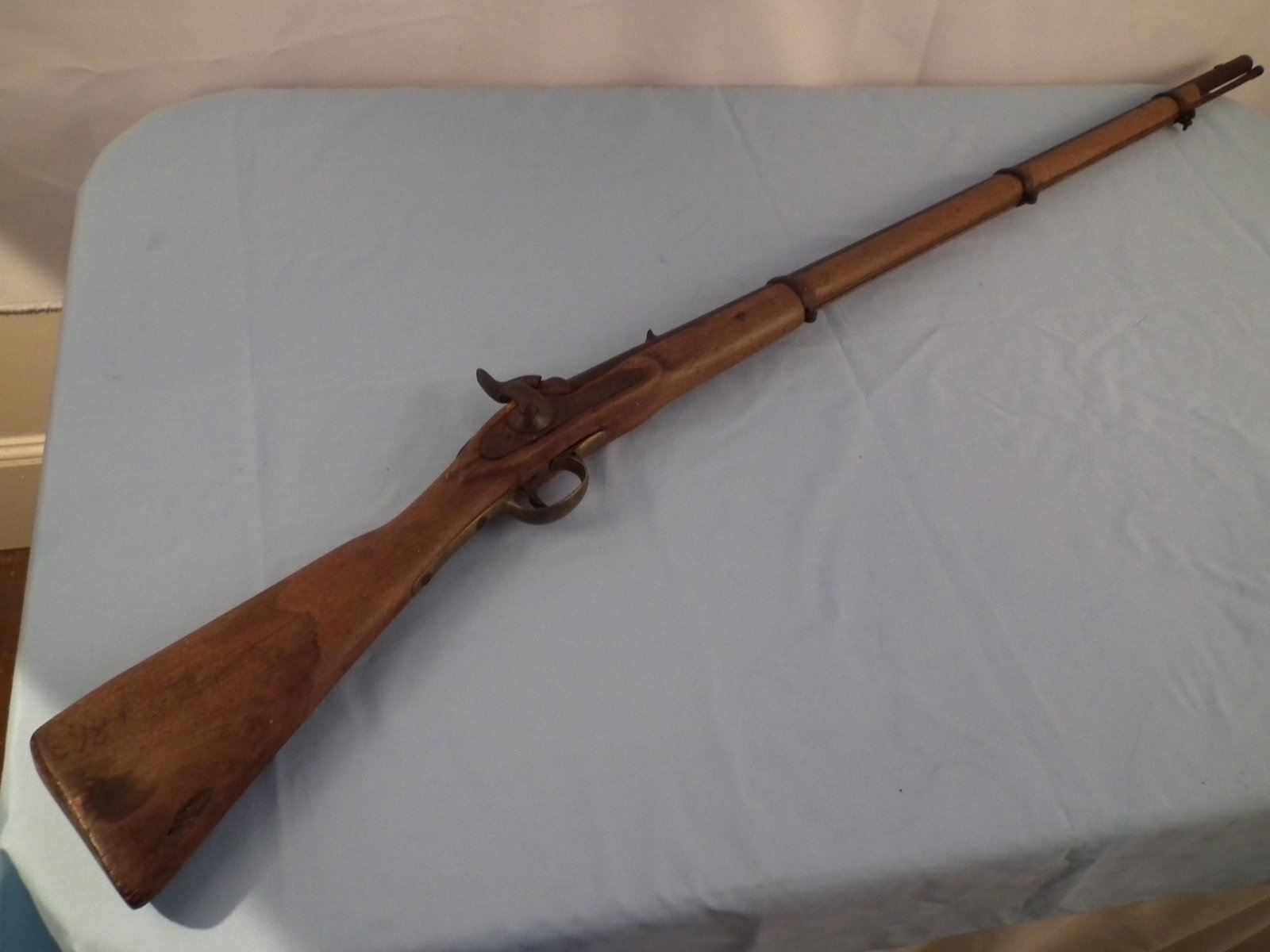 CONFEDERATE BARNETT RIFLE: Confederate Civil War percussion musket stamped BARNETT, LONDON with crown, 58 caliber, 39 in barrel, 53.5 in long. The gun is in relic condition, walnut butt is crudely etched by a former soldier KIN