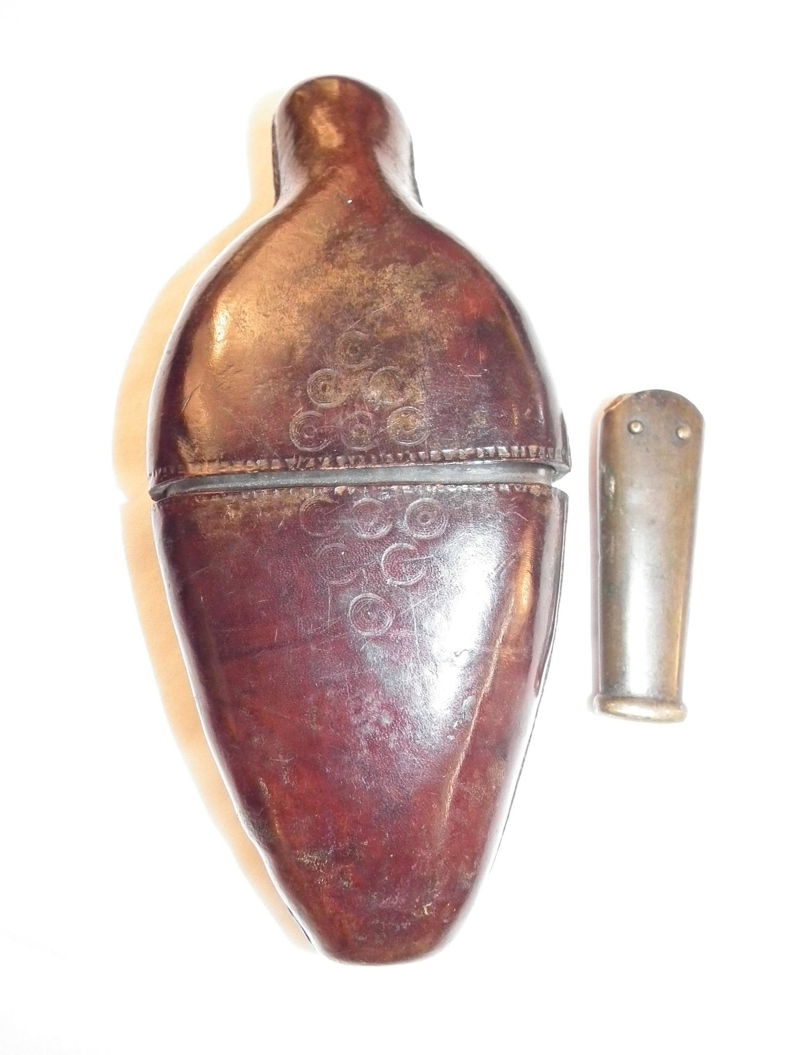 CIVIL WAR CONFEDERATE GLASS & LEATHER FLASK & DRAG: 2 pieces: Civil War Confederate leather covered, hand blown flask, 8" long. Has circular designs on one side, vg condition; plus a brass sword drag, 3.25 x 1 inche. VA collection.