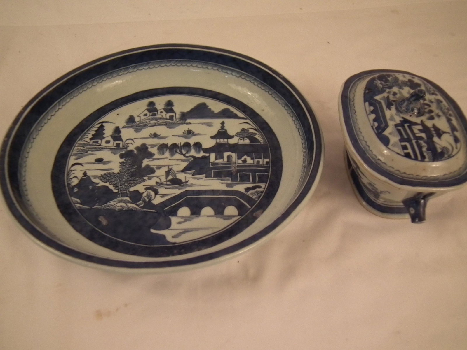 CHINESE CANTON TUREEN & BOWL: 2 pieces of antique Chinese ceramics including small covered boar's head sauce tureen, 7 in long; and a 12 inch round serving bowl.