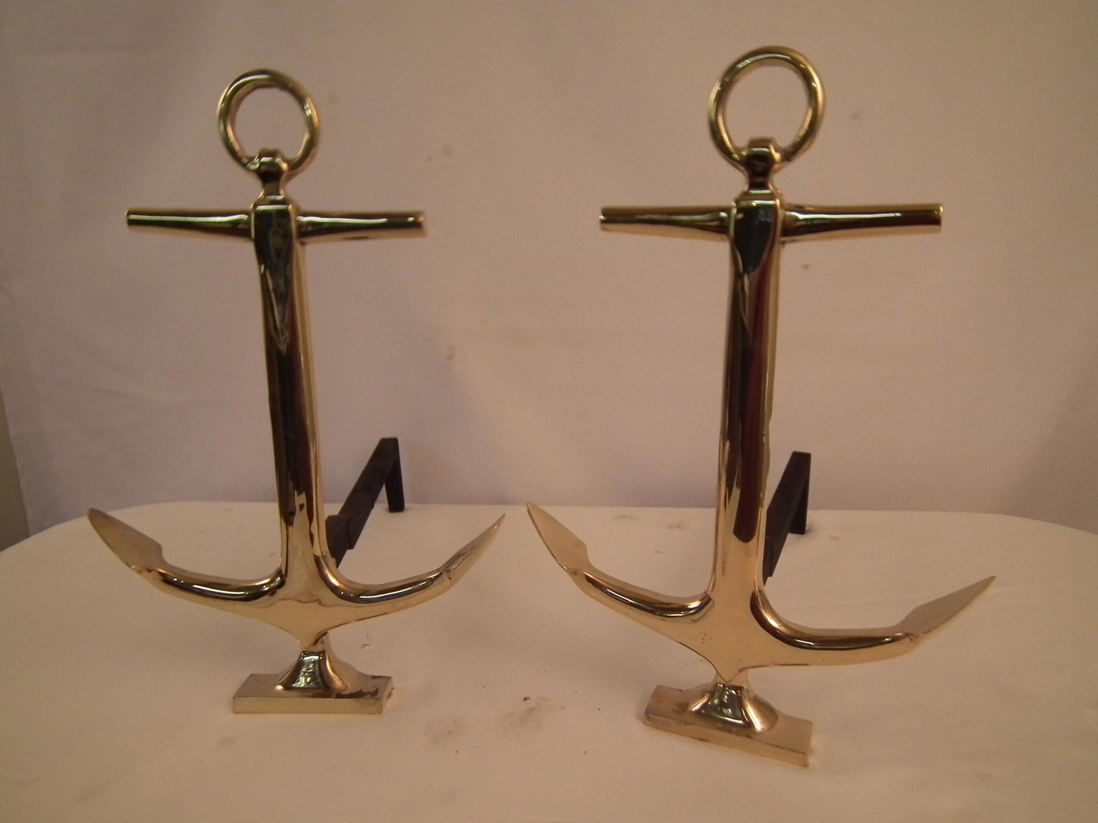 PAIR ANCHOR ANDIRONS: Pair modern brass anchor-form andirons. 17.5 in tall.