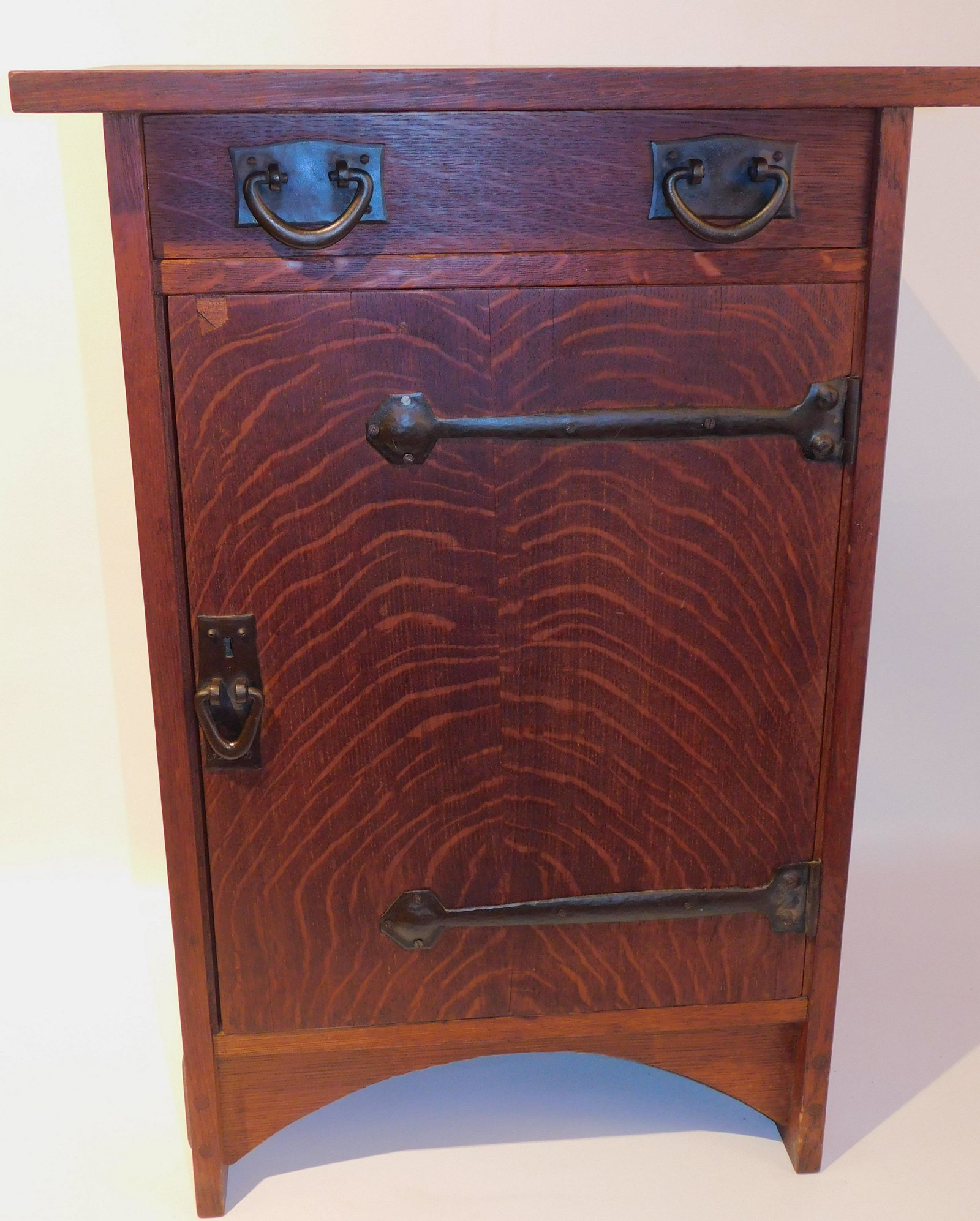 GUSTAV STICKLEY SMOKER'S STAND: Rare Harvey Ellis designed, Gustav Stickley oak smoker's cabinet with single drawer and lower door with fitted compartments circa 1904. Copper hand hammered hardware. Compass mark inside drawer. Size: