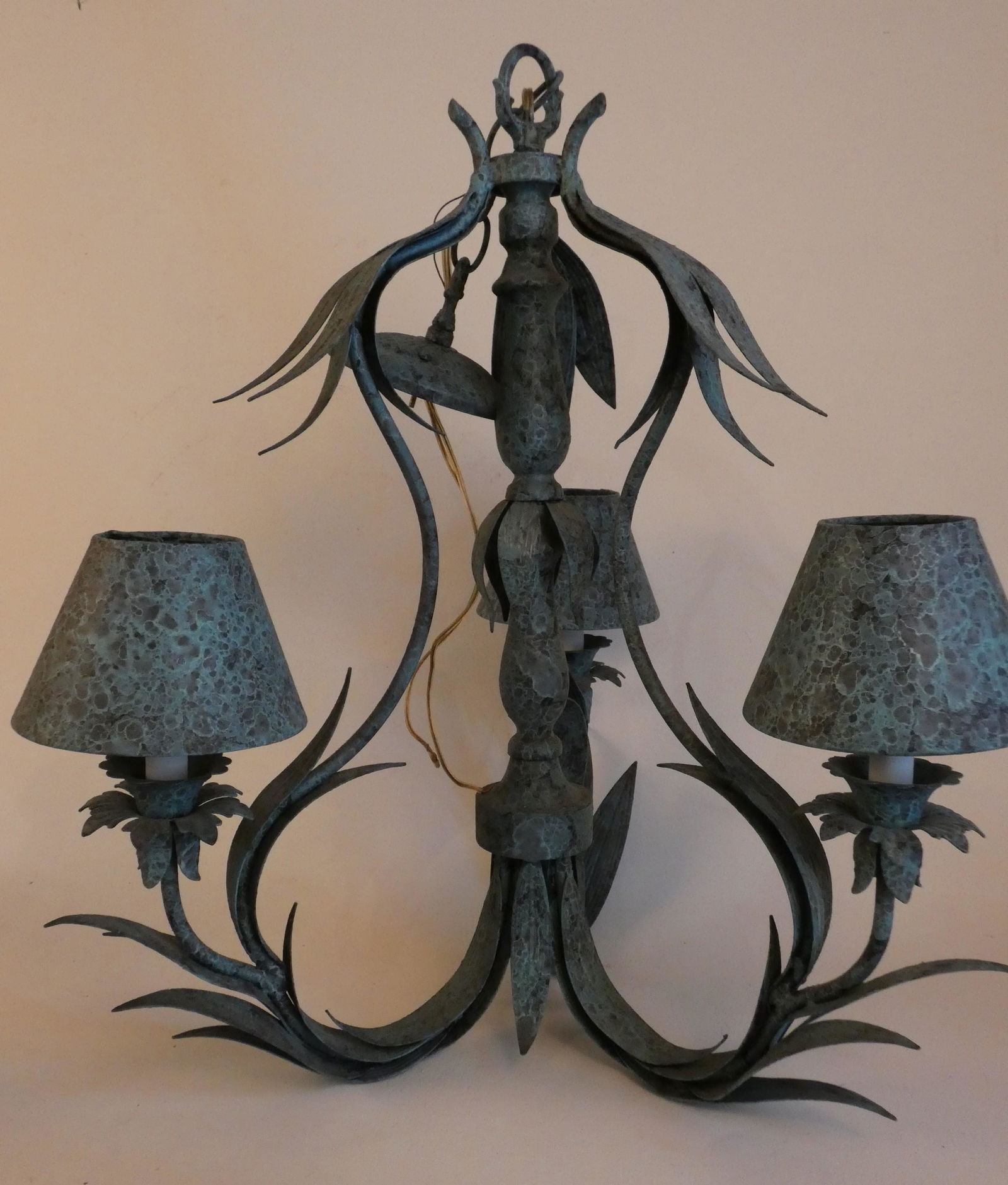 METAL FLORAL CHANDELIER (1 of 2)