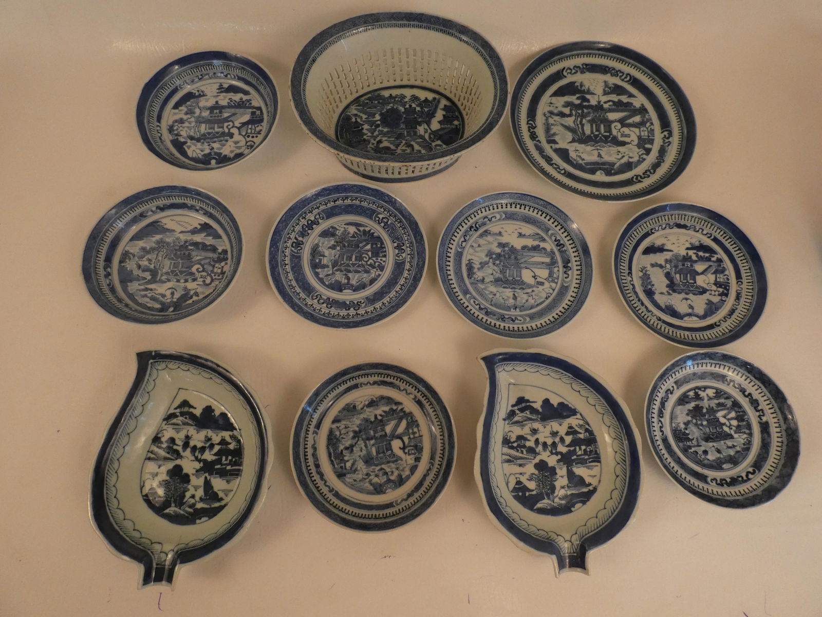11 PCS CANTON CHINA INCLUDING BASKET (1 of 2)