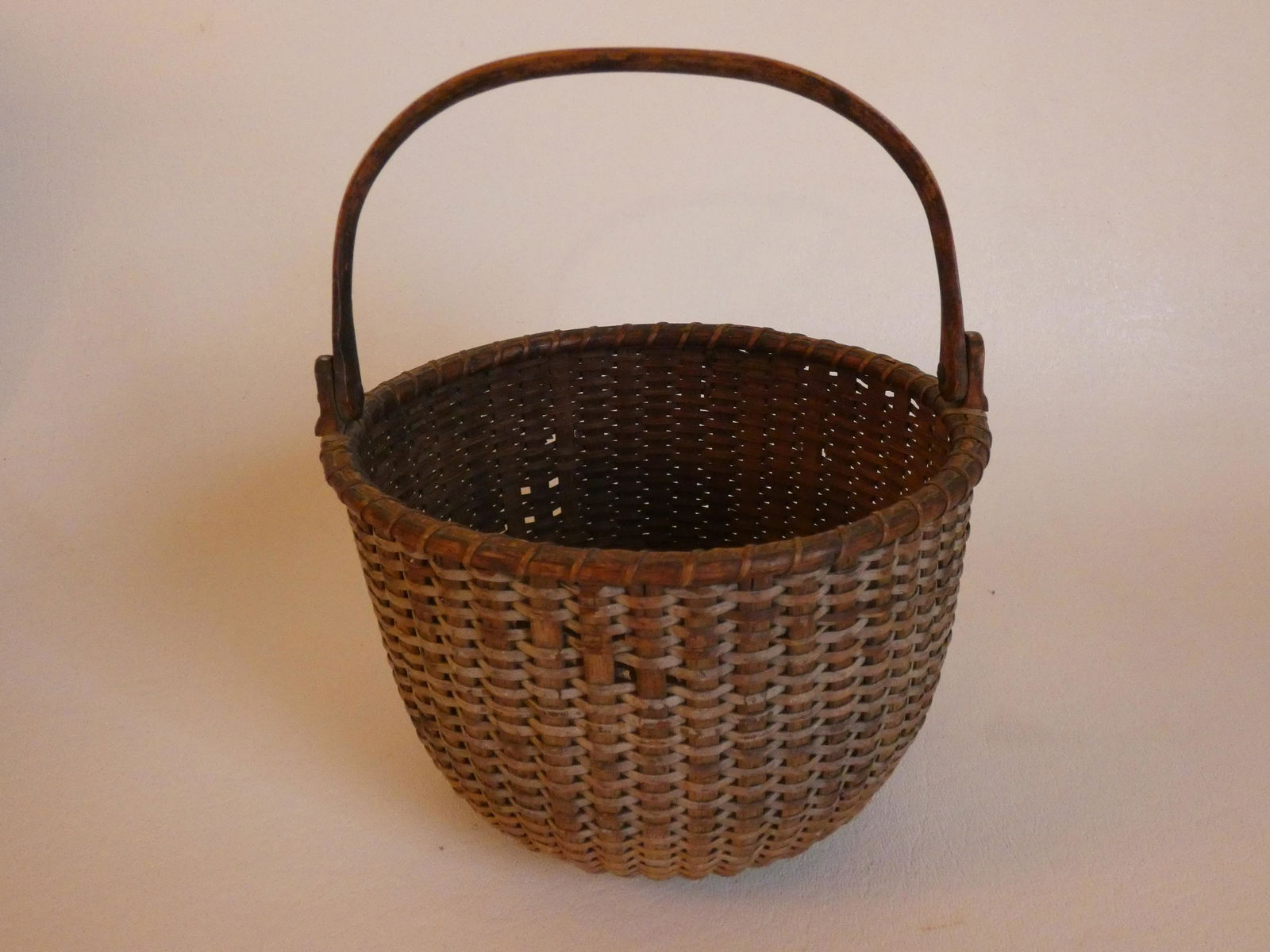 ANTIQUE NANTUCKET BASKET (1 of 3)