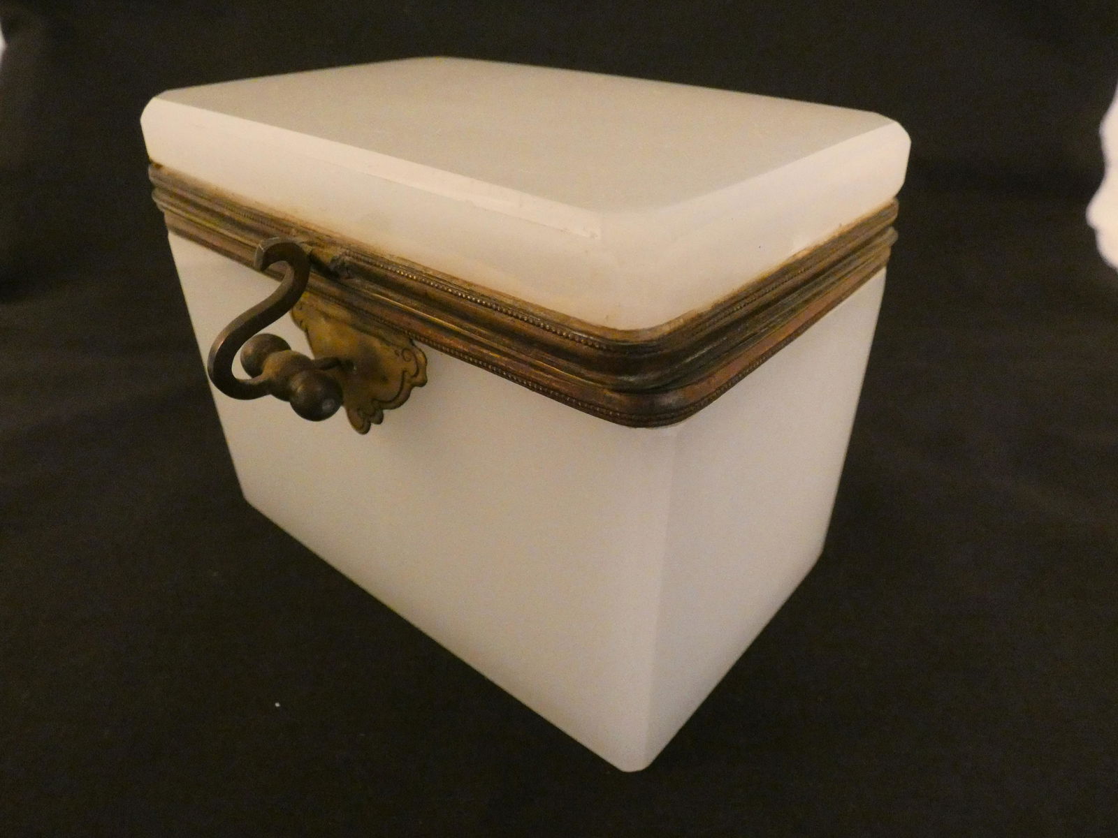 FRENCH OPALINE GLASS BOX (1 of 2)