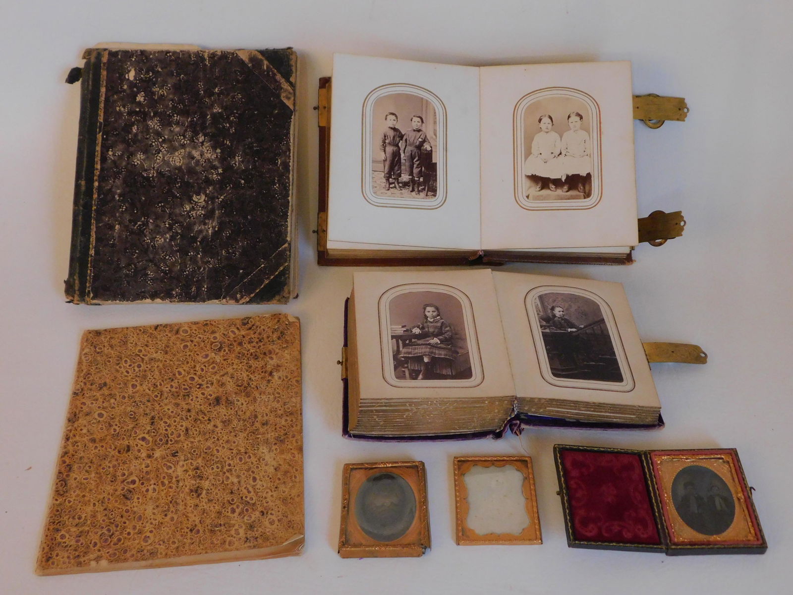 LOT OF ANTIQUE PHOTOGRAPHY (1 of 7)