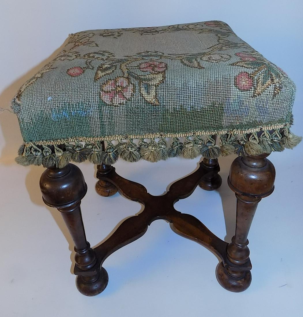 WILLIAM & MARY BENCH (1 of 5)