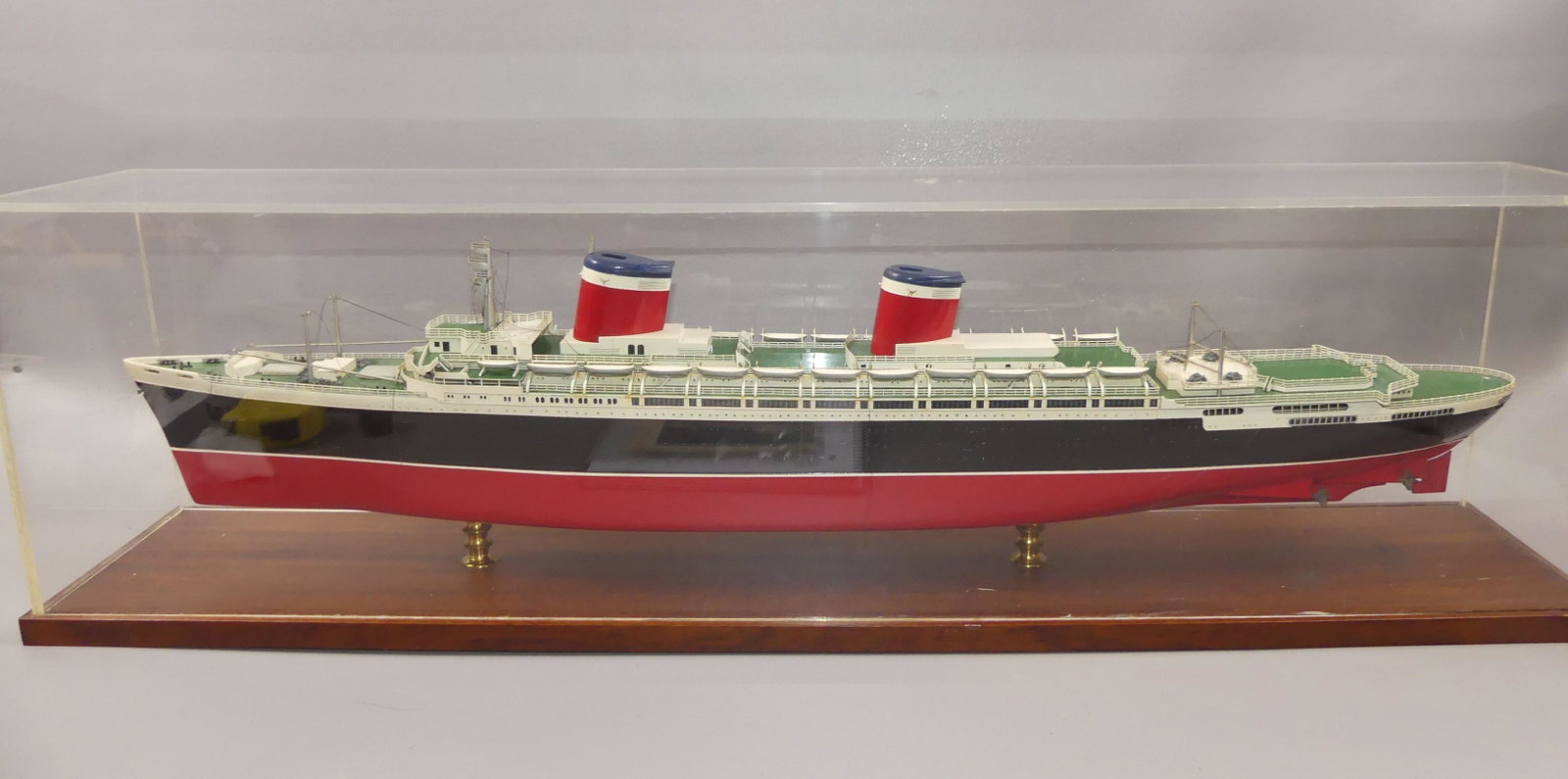 OLD USS UNITED STATES LINER MODEL & PRINT: Circa 1950's painted wood model in plexiglass case of the United States steam ship, 36 in long. Built from a Popular Mechanics kit. Overall size 39 x 11 x 7 inches. Comes with framed print of this shi