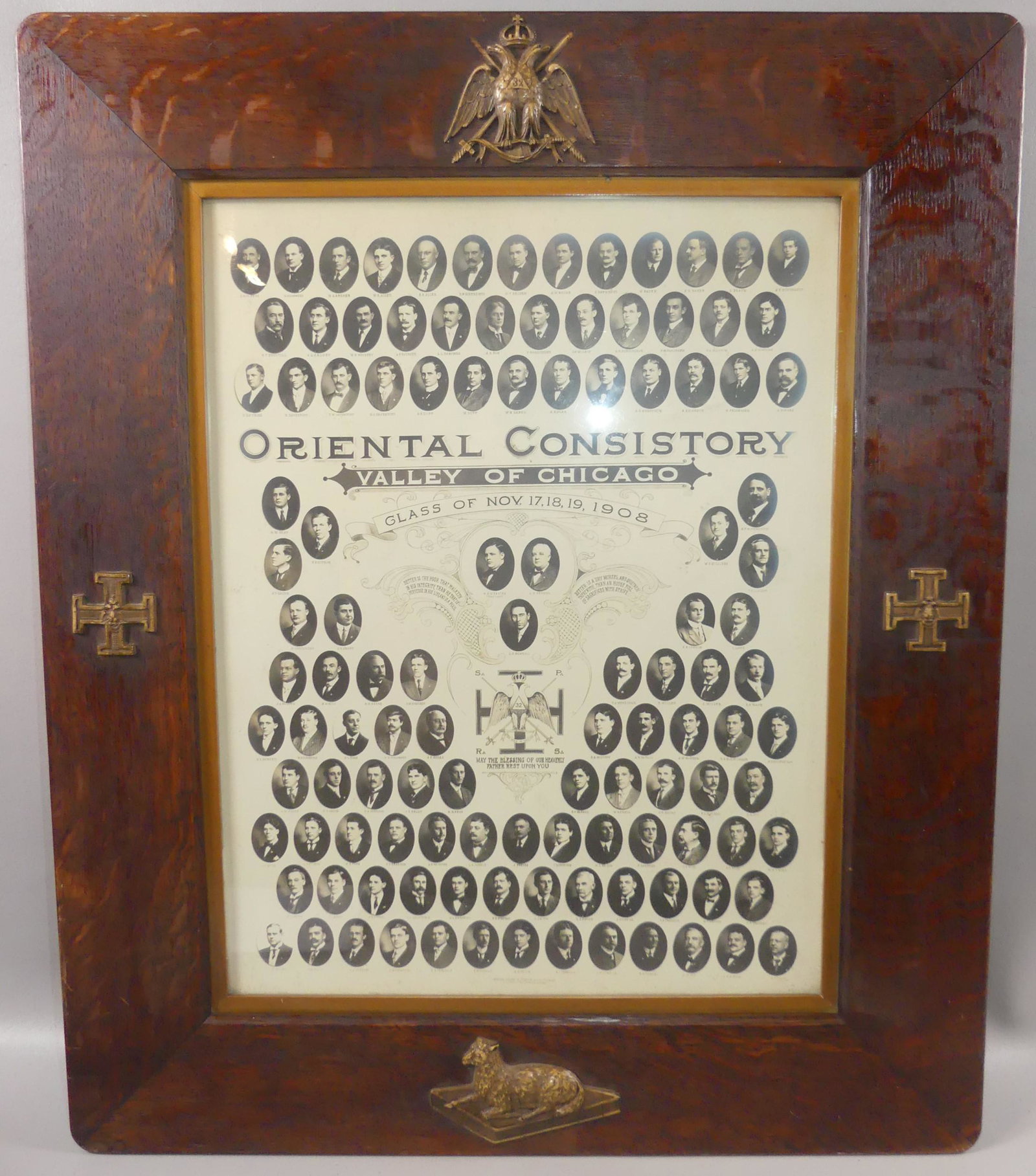 MASONIC ORIENTAL CONSISTORY FRAMED PHOTOS: Antique Masonic framed print of Scottish Rite members of the Oriental Consistory of Chicago, Class of 1908. Signed by Gibson, Sykes, and Fowler, Chicago Photographers. Quarter-sawn oak frame with appl