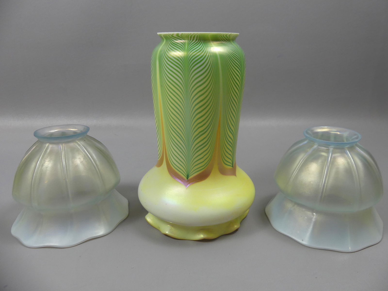 3 STEUBEN ART GLASS SHADES: Lot 3 Art Glass Nouveau shades: Pair of calcite shades with Steuben fleur-de-lis mark on rim, 4 in high x 5 diameter and 2.25 in fitter. Plus an unsigned pulled feather art glass shade with gold inter