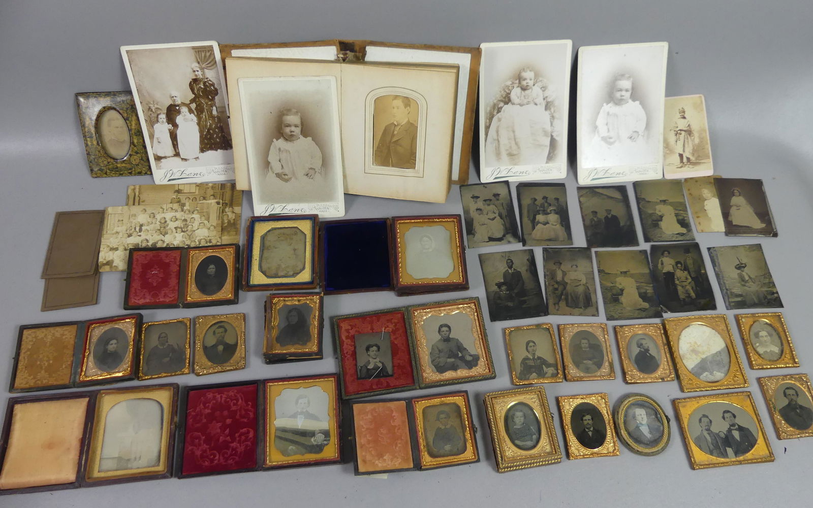 LOT ANTIQUE PHOTOS & TINTYPES WITH BLACK FAMILIES (1 of 5)