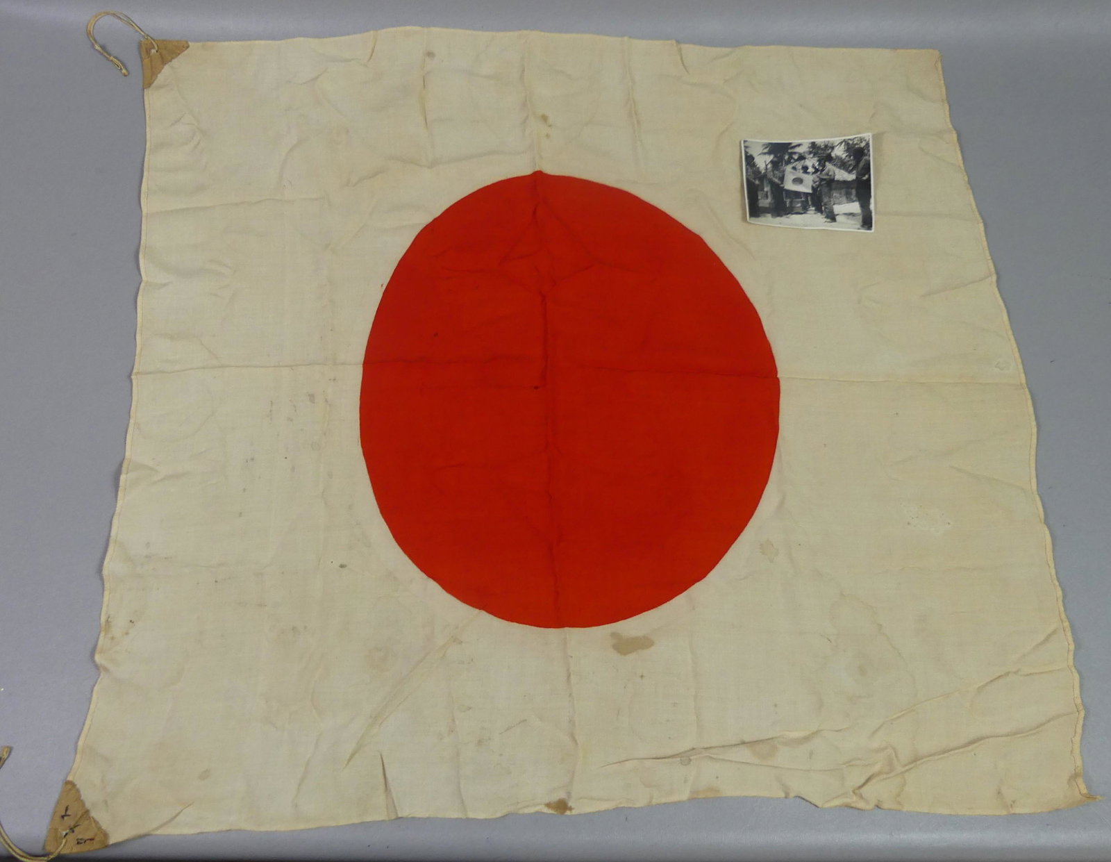 WWII JAPANESE FLAG & PHOTO (1 of 3)