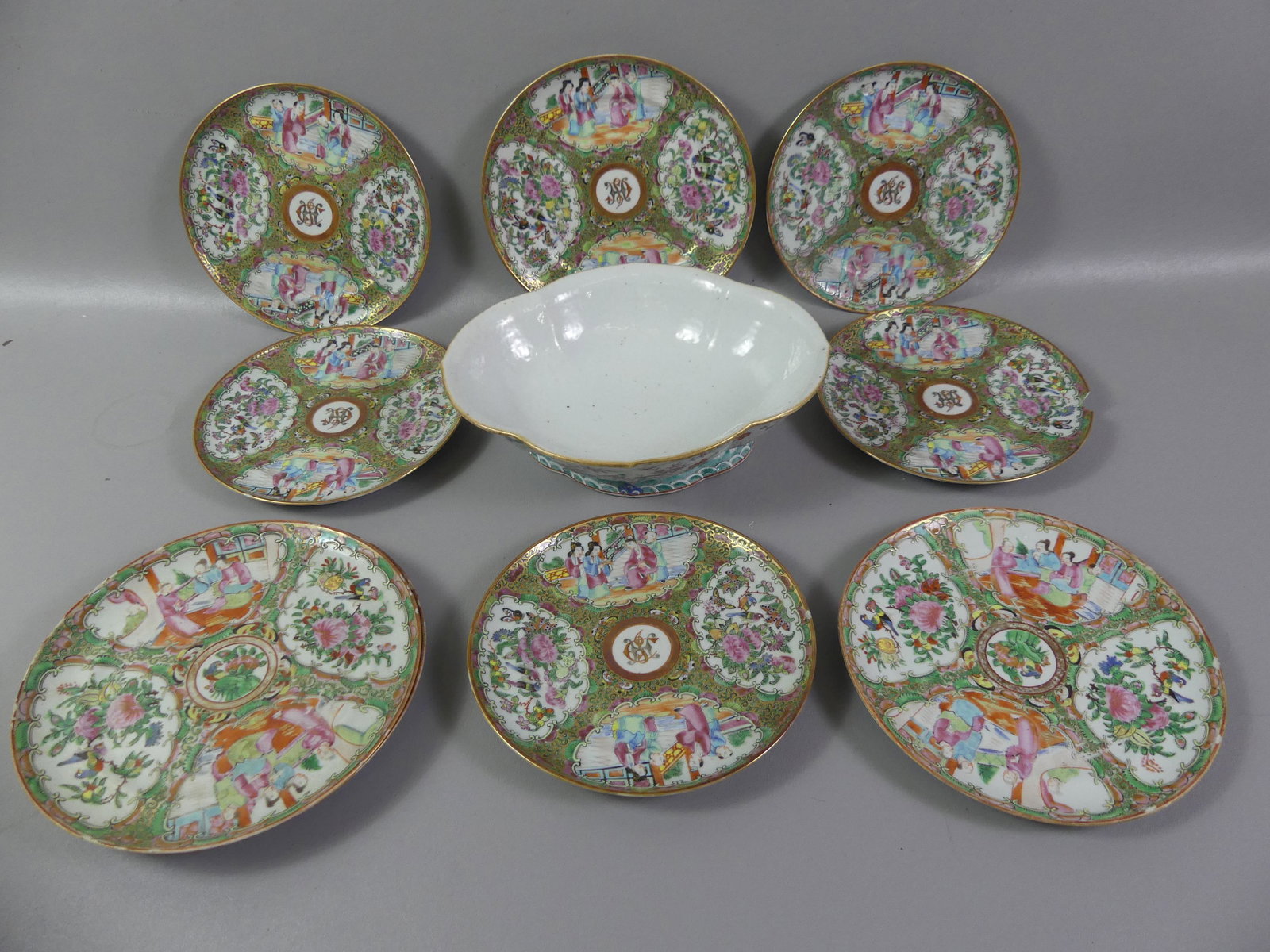 9 CHINESE ROSE MEDALLION PLATES & A BOWL (1 of 3)