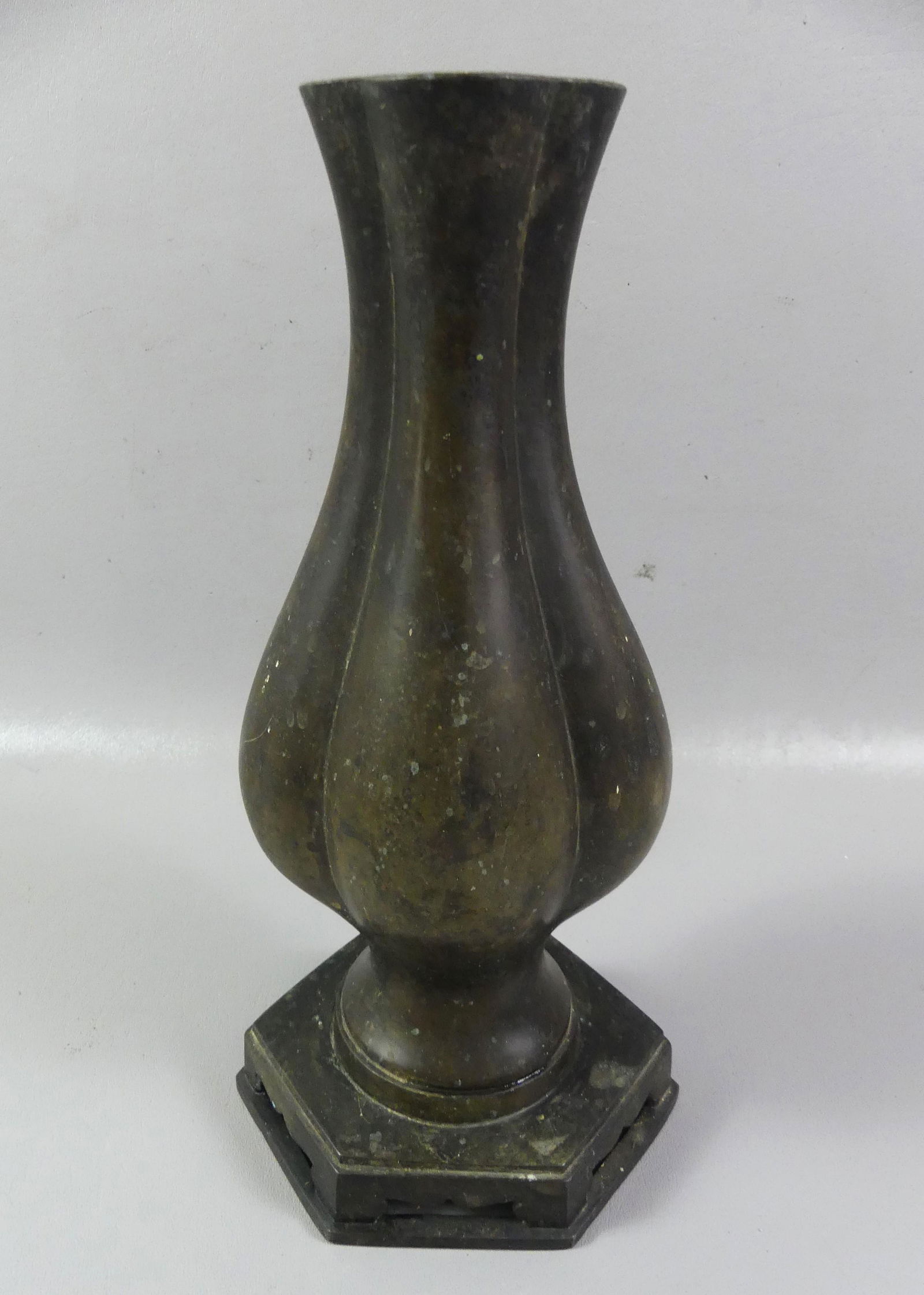 ANTIQUE CHINESE BRONZE VASE (1 of 3)
