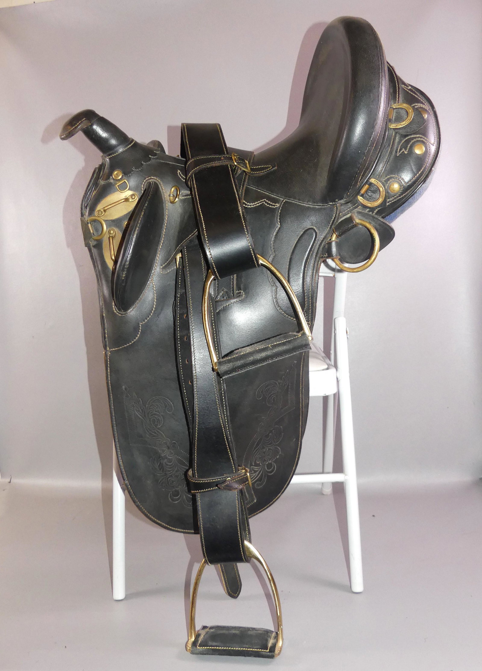 OLD BLACK LEATHER SADDLE (1 of 4)