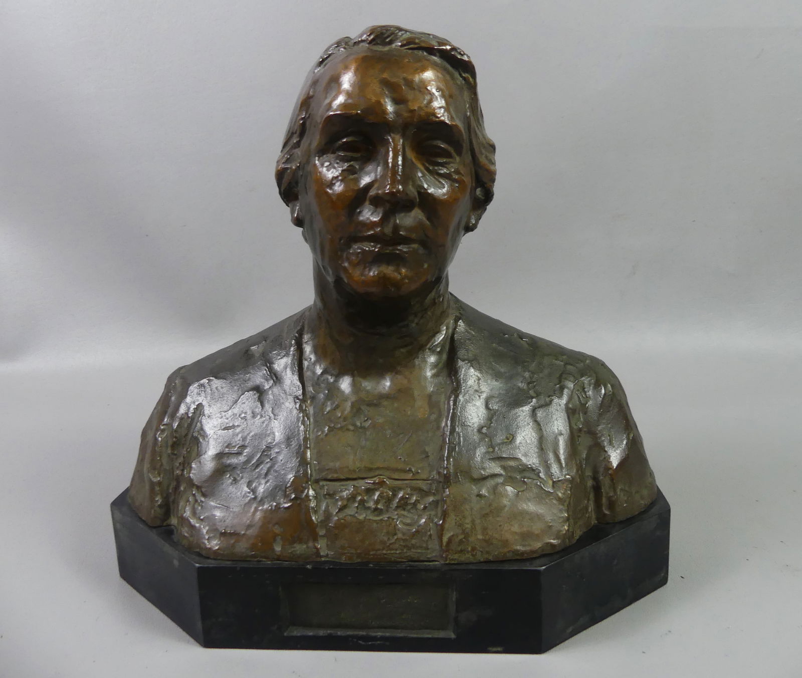 JO DAVIDSON BRONZE - D. IBARRURI 1938: Patinated bronze bust depicting the Spanish Anti-Fascism orator Dolores Ibarruri. Titled Pasionaria and signed Jo Davidson (American 1883-1952 worked in France also) copyright 1938. Comes with papers
