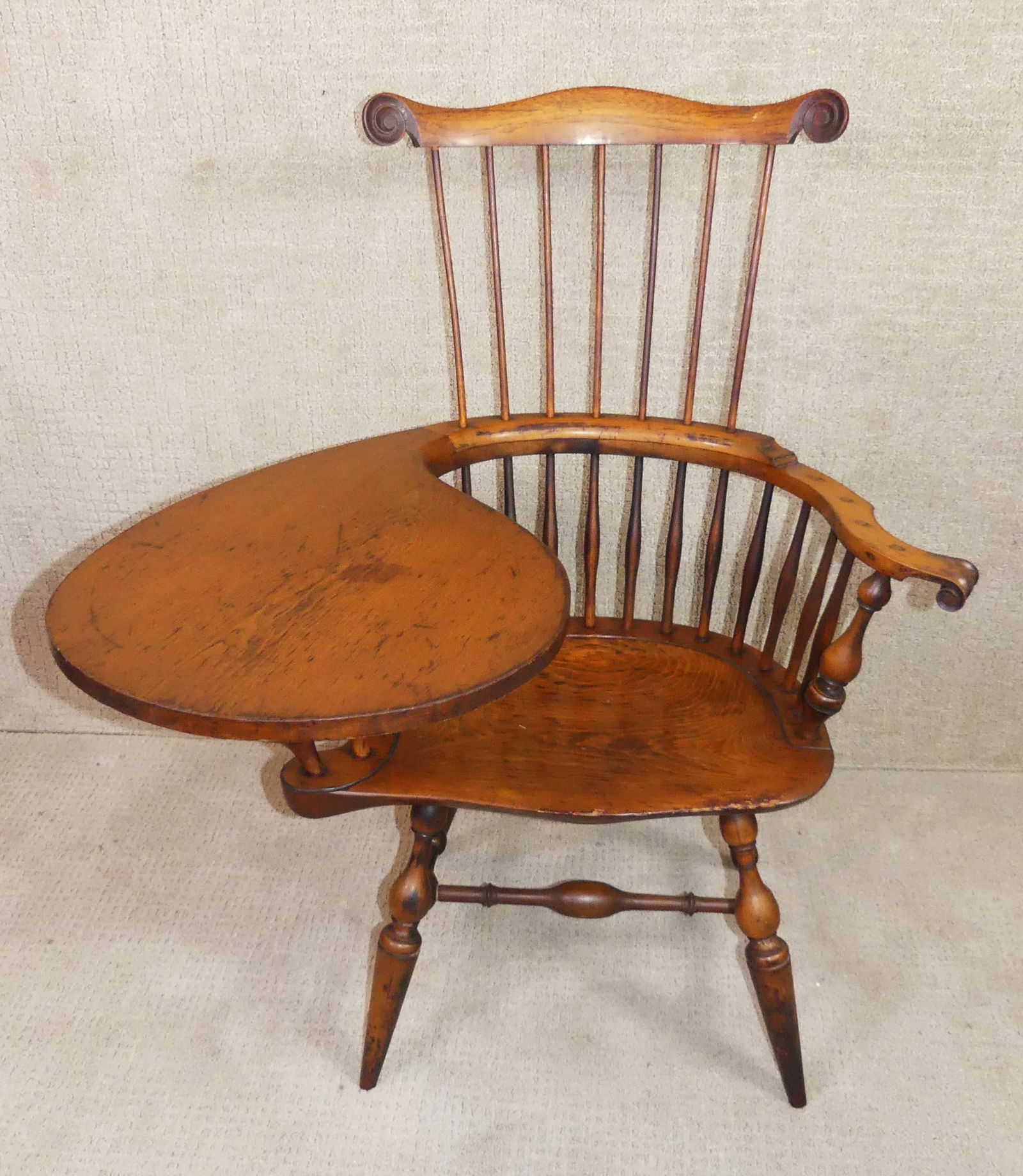 WALLACE NUTTING WRITING WINDSOR CHAIR: Fine Wallace Nutting #401 branded comb back windsor writing armchair with original paper label from Framingham MA studio.