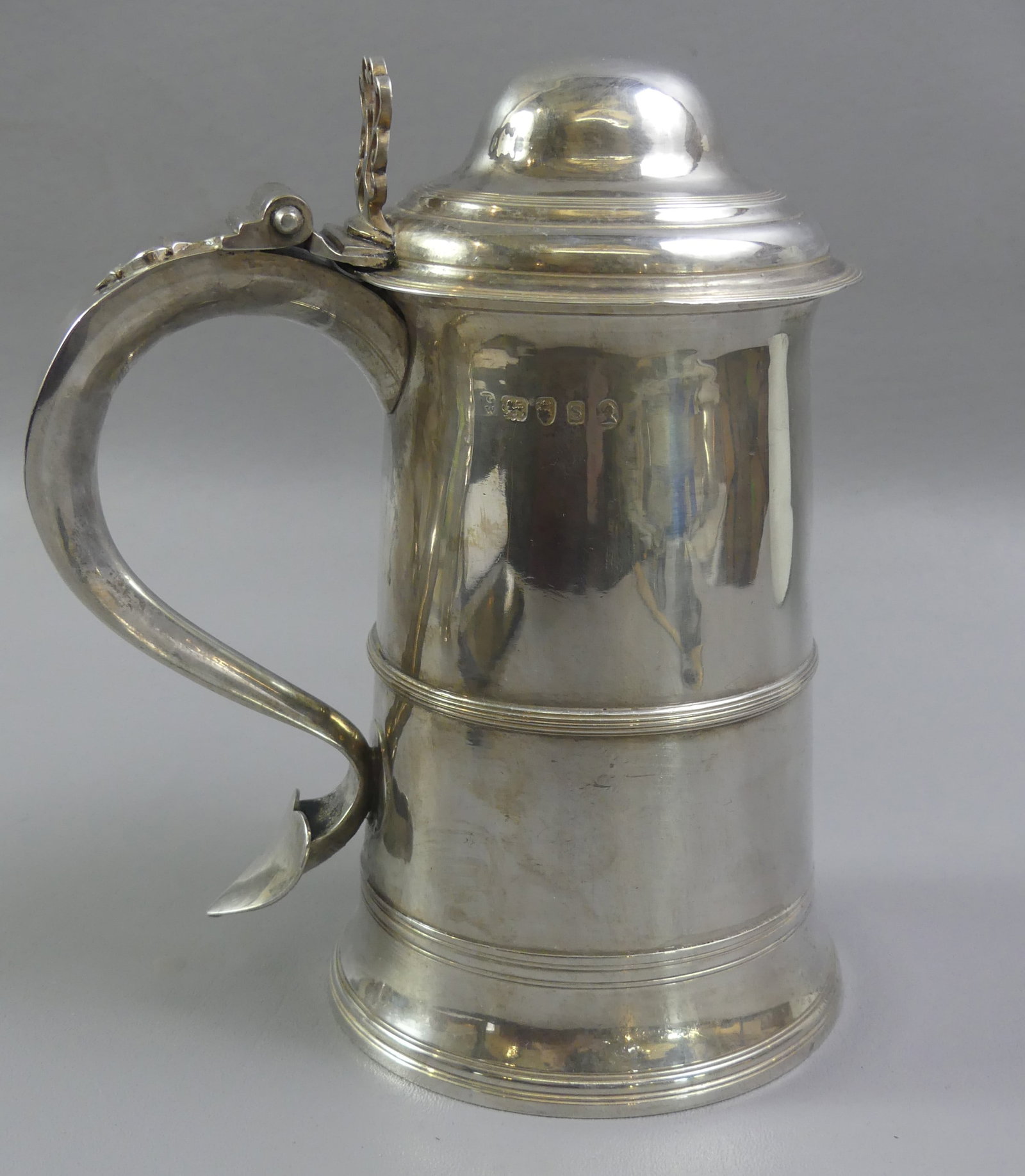 GEORGE III STERLING TANKARD - GODBEHERE: English George III sterling silver lidded tankard with heart finial on handle terminal, hallmarks of Samuel Godbehere and Edward Wigou, date mark 1813. Weighs 23 ozt. Size: 7.5 in high by 4.5 in acros