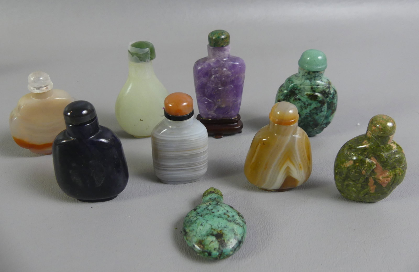 9 CHINESE SNUFF BOTTLES: Lot 9 small, old Chinese hardstone snuff bottles to 2.5 in tall including: 3 onyx; 3 with carved designs - fish, bird; and 1.75 in green laydown snuff.