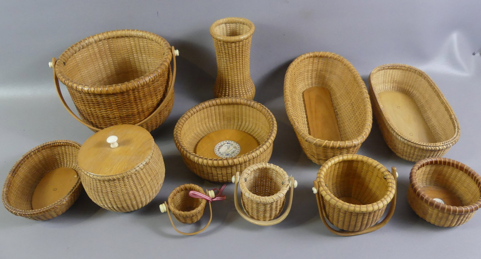 11 NANTUCKET BASKETS: Large lot of 11 Nantucket baskets and bowls etc to 12 in including Nantucket EDR, Linda Brown, etc.