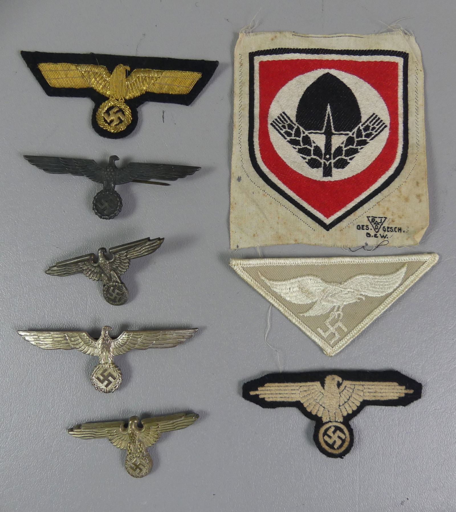 LOT GERMAN WWII PINS & PATCHES: Lot of 8 German WWII era pins and patches including 4 metal pins for Luftwaffe and various fabric patches.