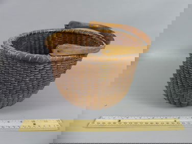 ANTIQUE NANTUCKET OVAL BASKET