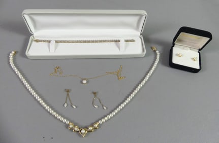 GOLD & PEARLS JEWELRY LOT