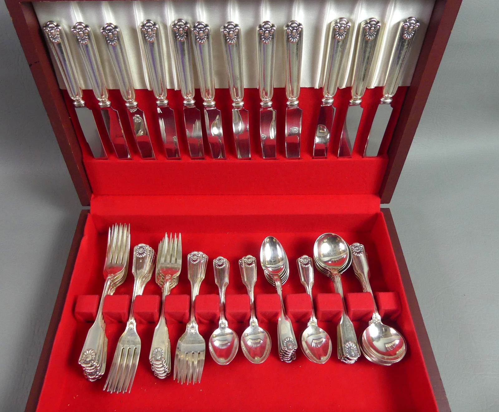 FRANK SMITH FIDDLE SHELL STERLING FLATWARE: Frank W. Smith sterling flatware set for 12 in the Fiddle Shell pattern consisting of: 12 dinner forks, 12 dinner knives, 12 luncheon forks, 12 round soup spoons, and 24 teaspoons. No monograms. Total