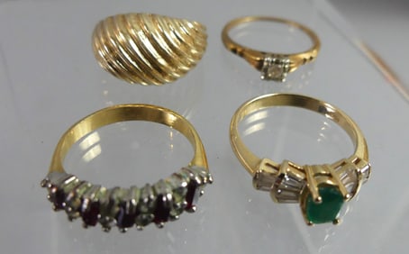 LOT 4 GOLD & GEMSTONE RINGS
