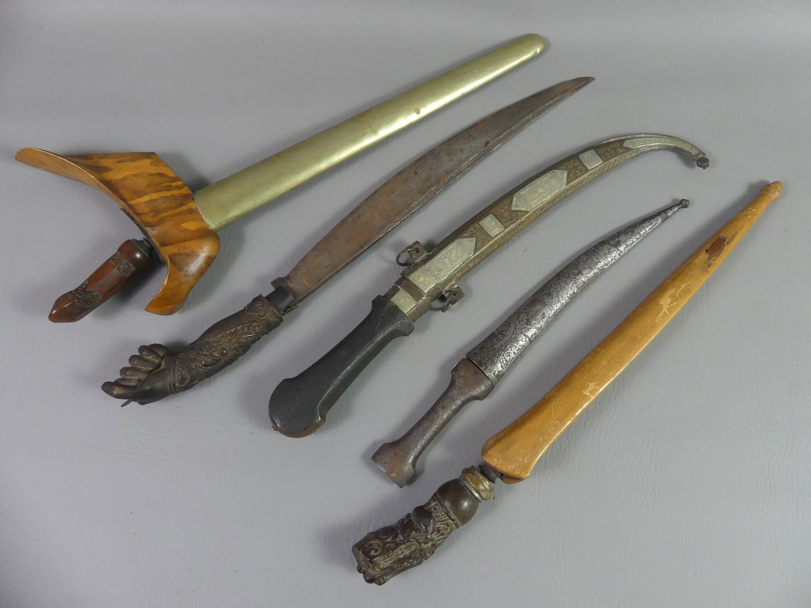 5 OLD ASIAN KRIS DAGGERS (1 of 7)