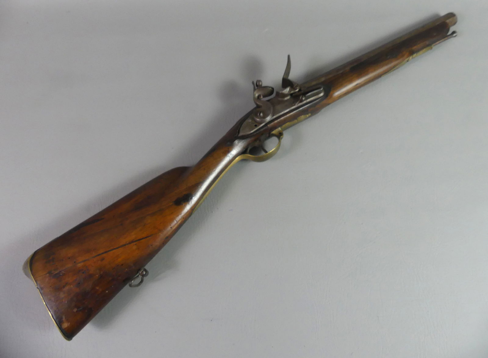 ENGLISH FLINTLOCK COACH GUN: English 19th century coach gun with early flintlock and octagonal barrel, about 60 caliber. 29.75 in overall, barrel is 14 in. Good mechanics.