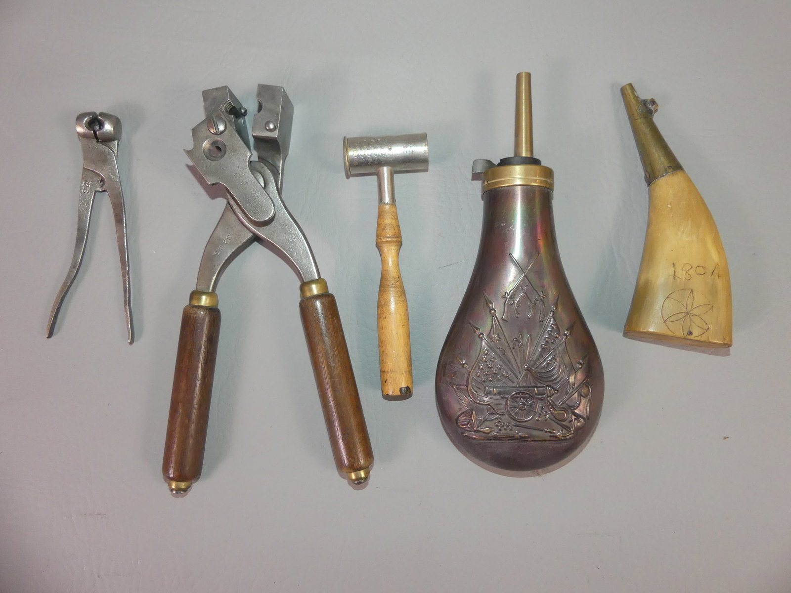 POWDER HORNS & BULLET MOLDS: Lot 5 gun-related items including 2 bullet molds to 8.5 in long; powder measure; copper powder horn; and 5.25 in steer powder horn with scrimshaw compass and B*S 1804.