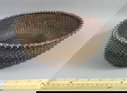 C. 1900 NANTUCKET BASKET: Antique handleless Nantucket basket with dark patina, unsigned, 9.5 in diam by 3.75 in high.