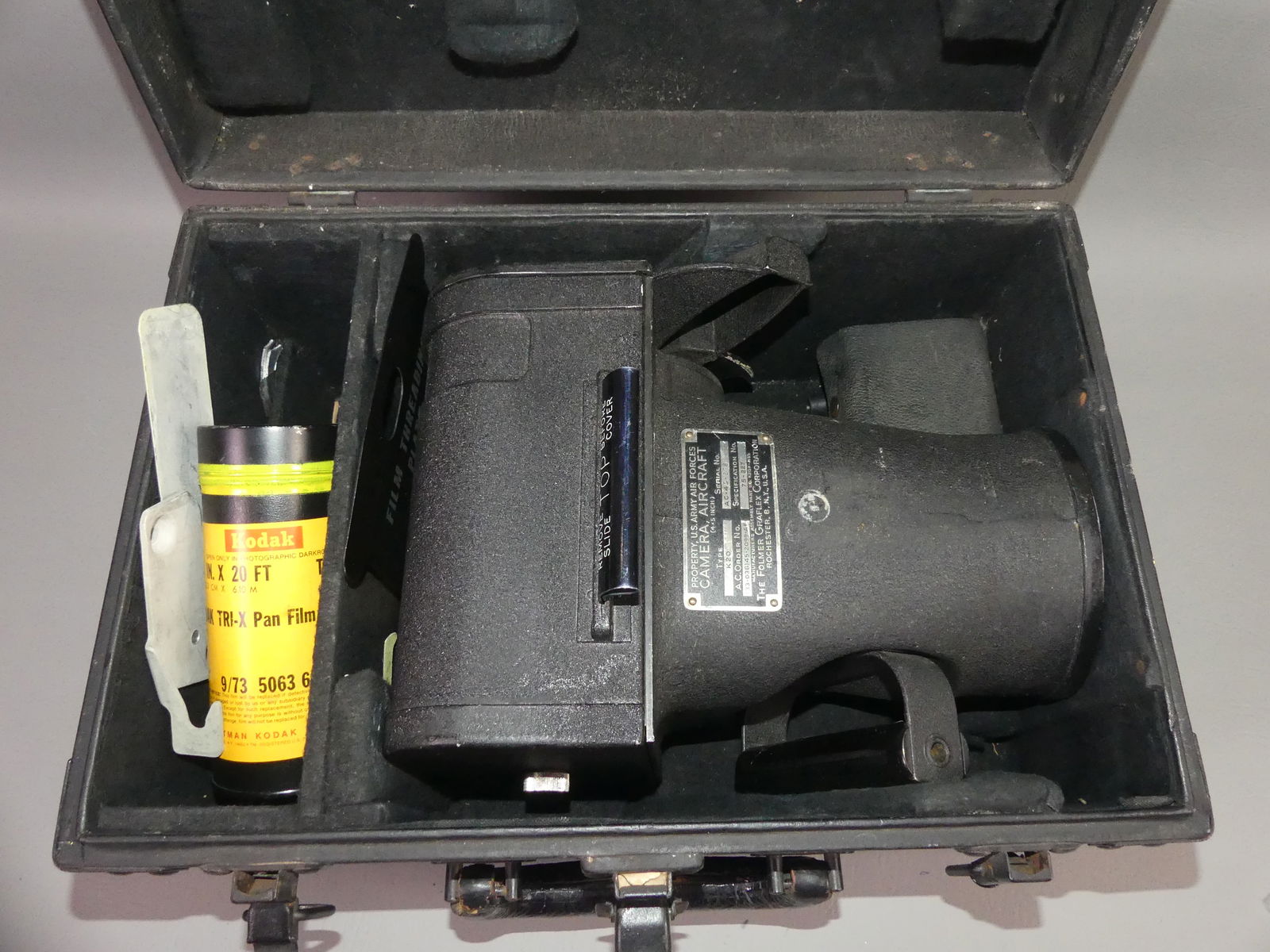 WWII AIRCRAFT CAMERA: WWII era US Army Air Force aircraft camera in case by Folmer Graflex Corp. Type K20 with accessories including 2 colored lenses.